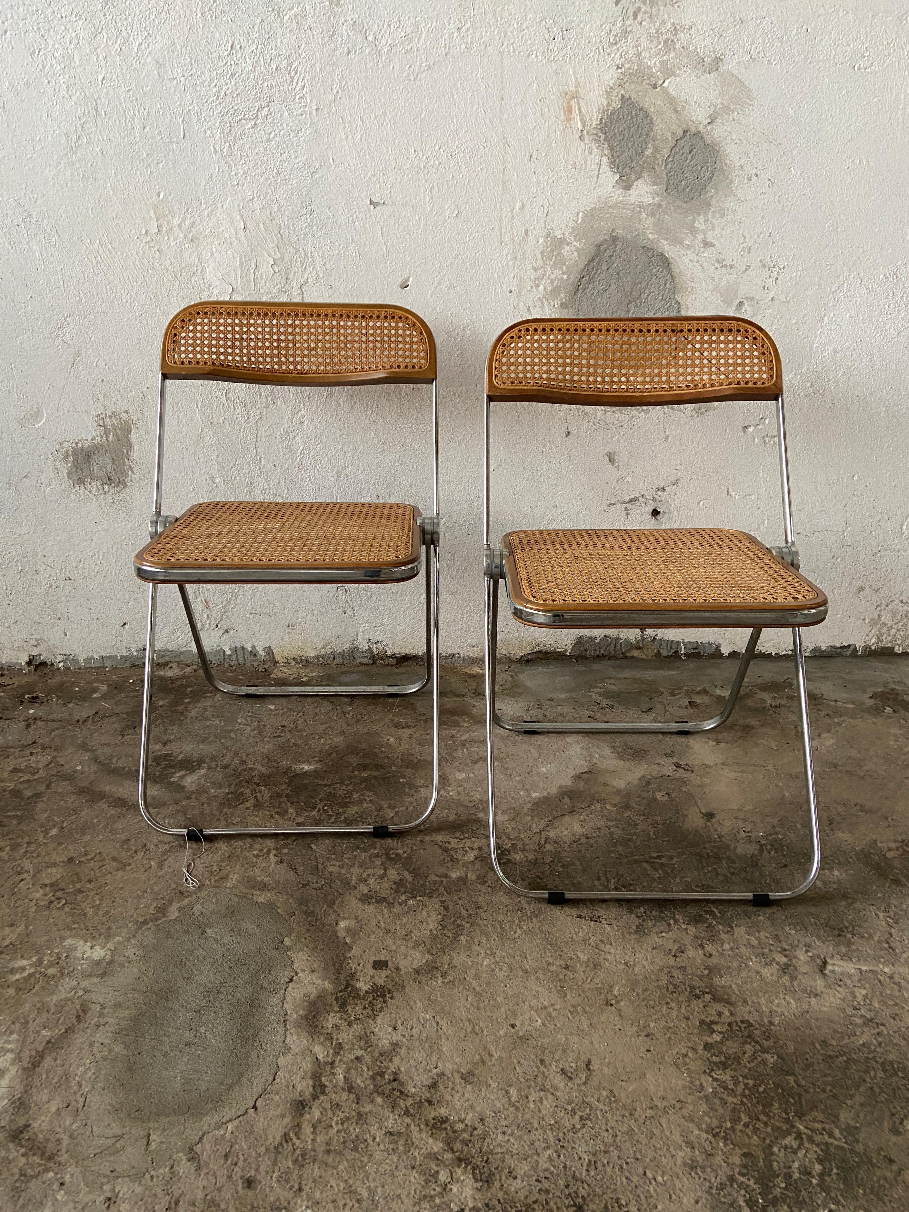 Mid-Century Modern Italian pair of Giancarlo Piretti rare woven wicker and walnut 
'Plia' folding chairs with chrome structure.
    