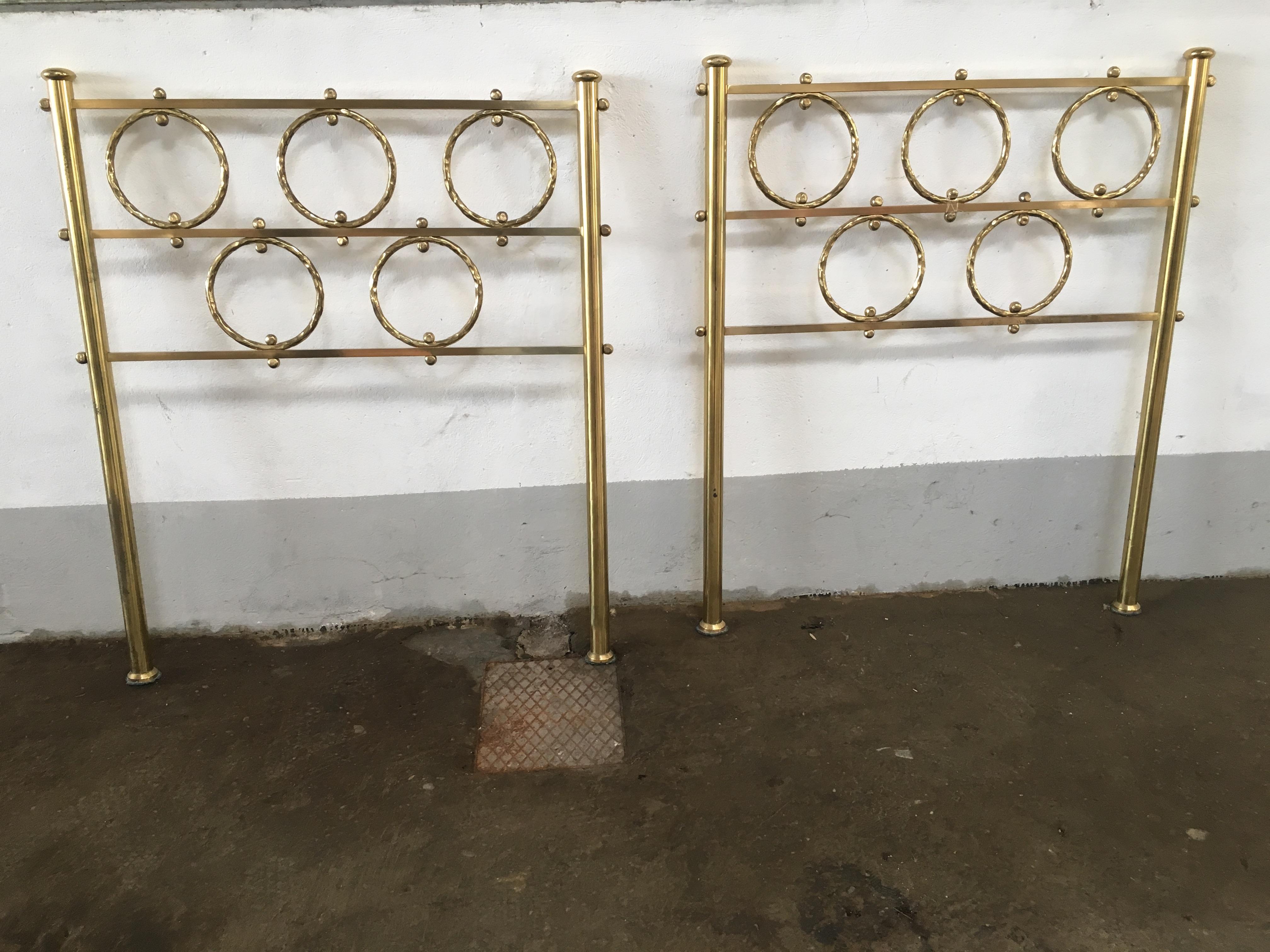 Mid-Century Modern Italian Pair of Gilt Brass Single Bed Heads by O. Borsani In Good Condition For Sale In Prato, IT