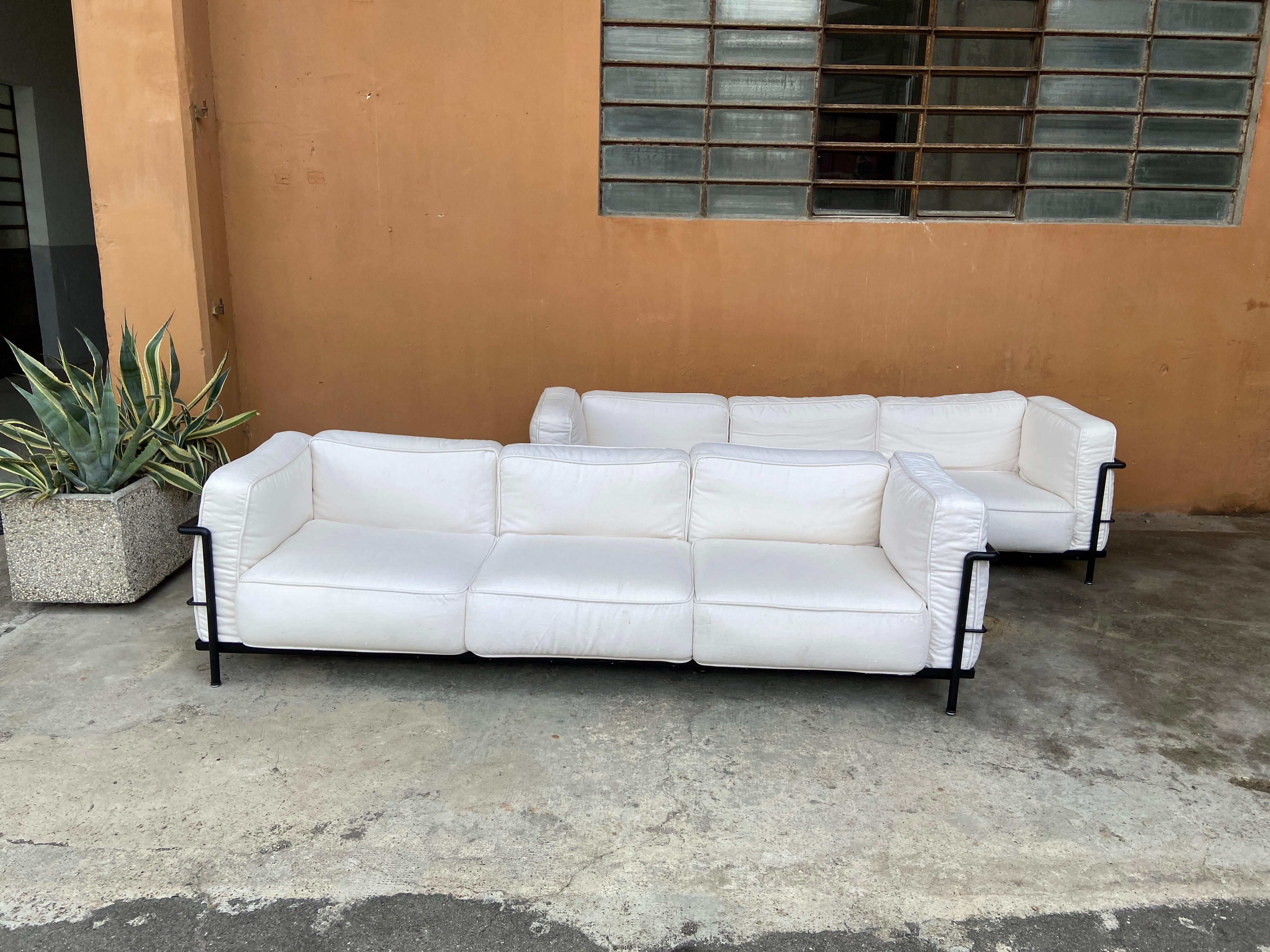 Mid-Century Modern Italian Pair of Le Corbusier LC3 Style Triple-Seat Sofas In Good Condition For Sale In Prato, IT