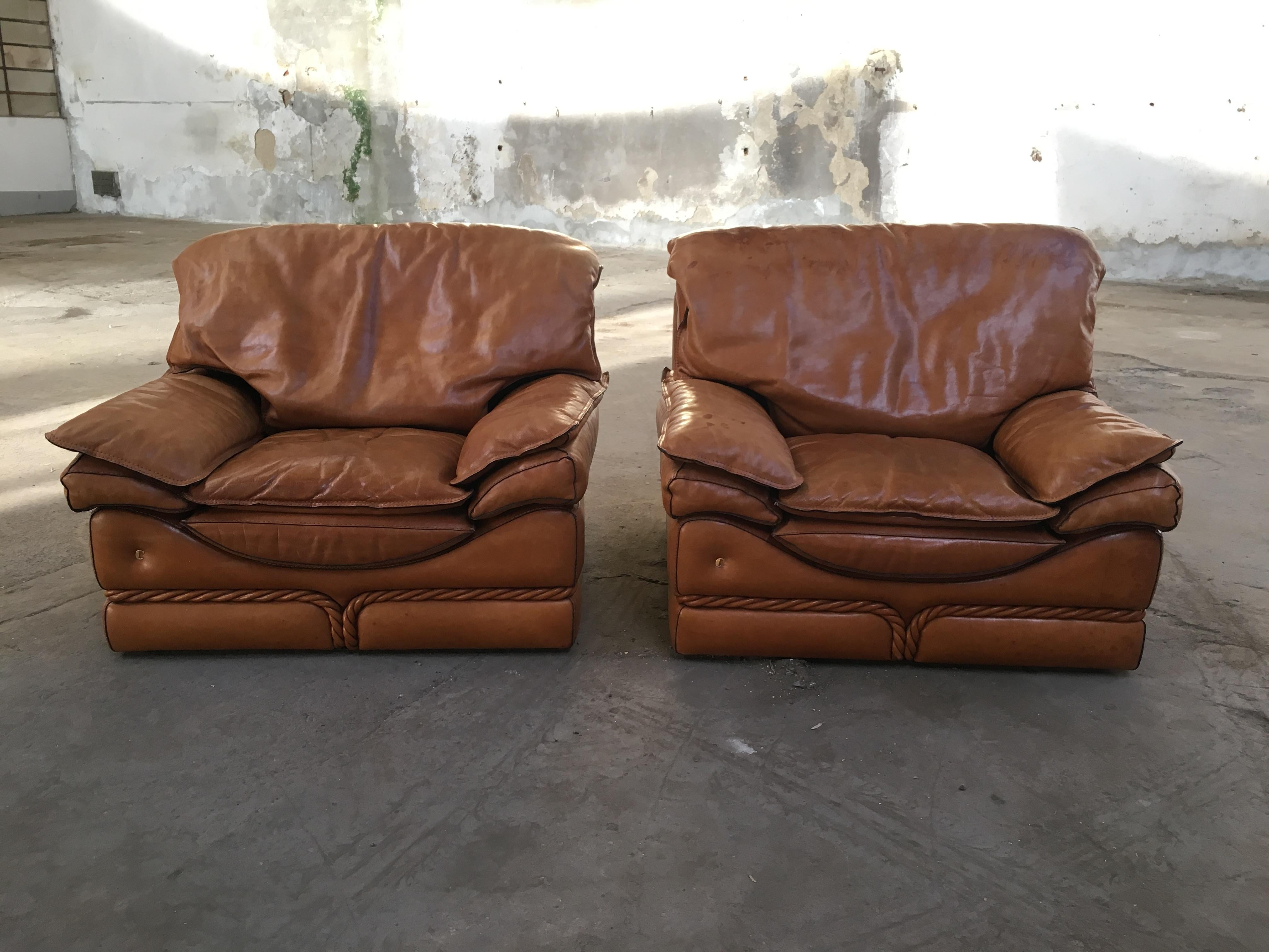 Pareja de sillones de cuero italianos de mediados de siglo de Mobilificio Colombo finales del siglo XX en venta