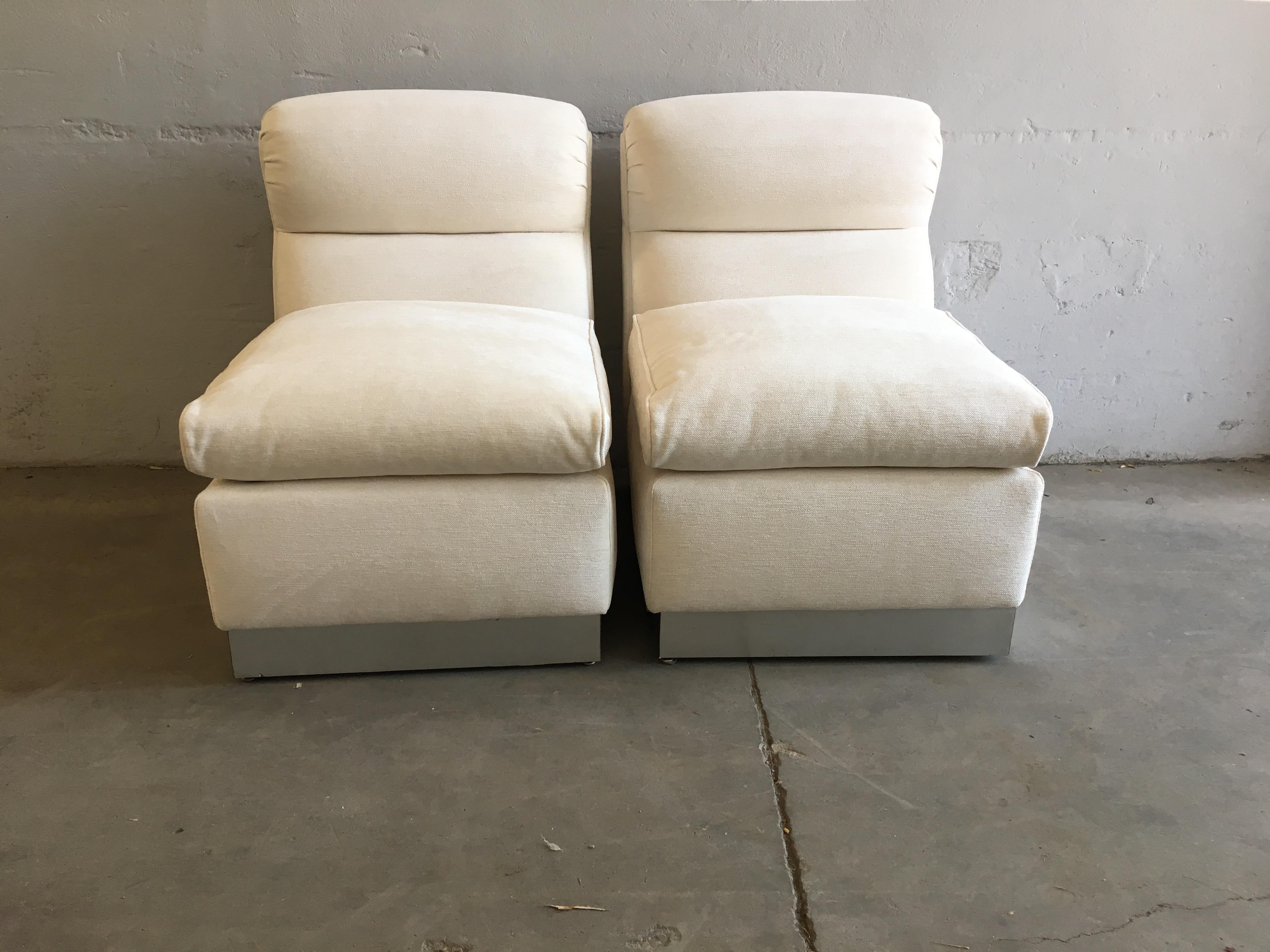 Coppia di poltrone modulari imbottite di metà secolo moderno con basamento cromato.
Queste poltrone sono state completamente restaurate e rivestite con tessuti vintage di Rubelli (leader in Italia nella produzione di tessuti di alta