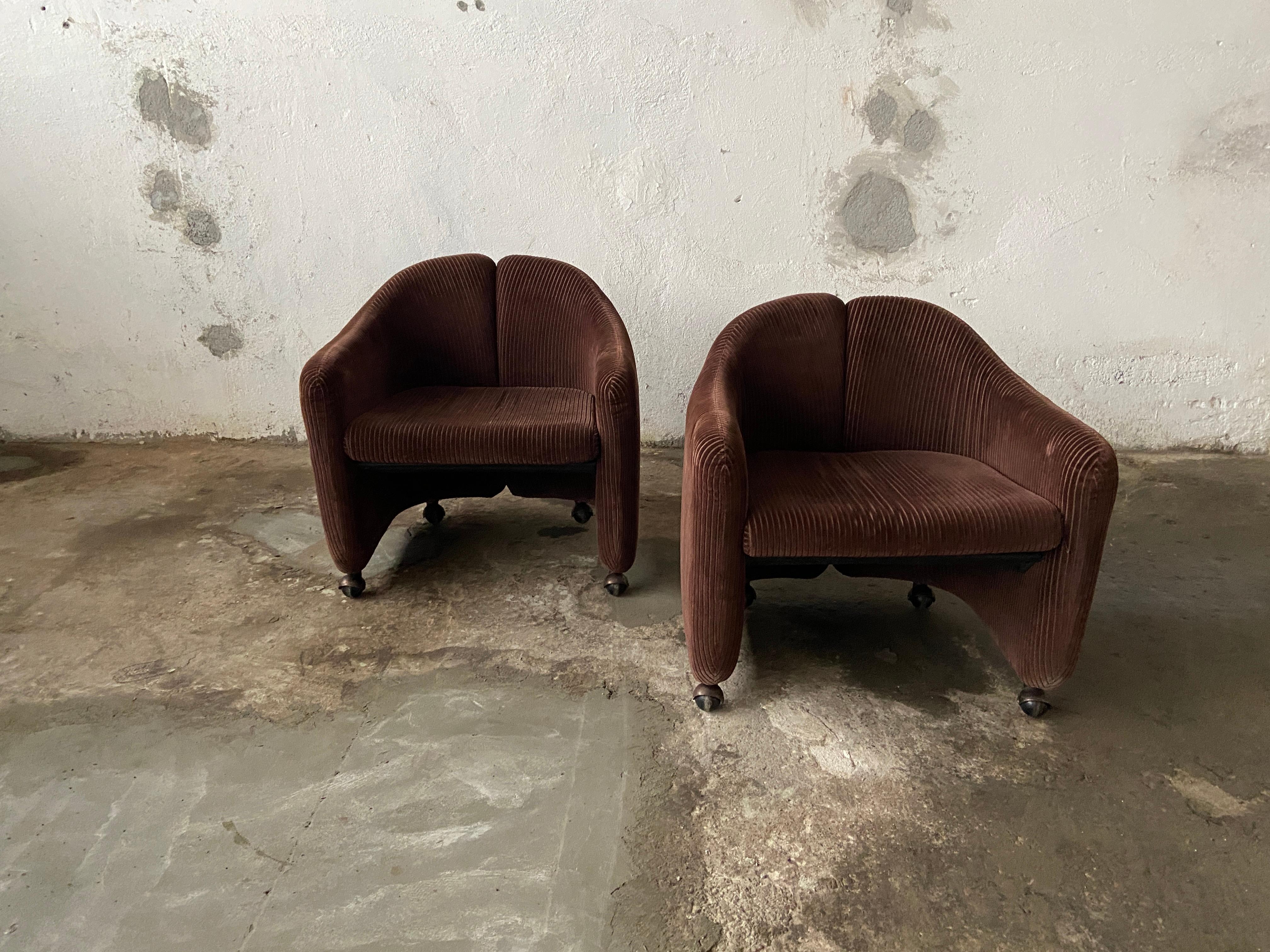 Mid-Century Modern Italian pair of PS142 velvet armchairs on wheels by Eugenio Gerli for Tecno, 1960s.