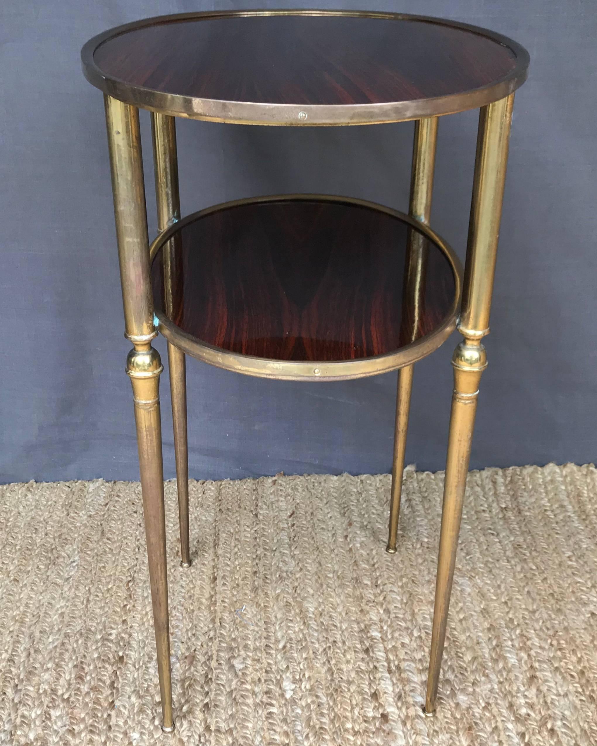 Mid-Century Modern Italian palisander and brass side table. Very chic two-tier side or cocktails/drinks table of newly re-polished palisander and vintage tapered brass legs, Italy, circa 1940. 
Dimensions: 20.5