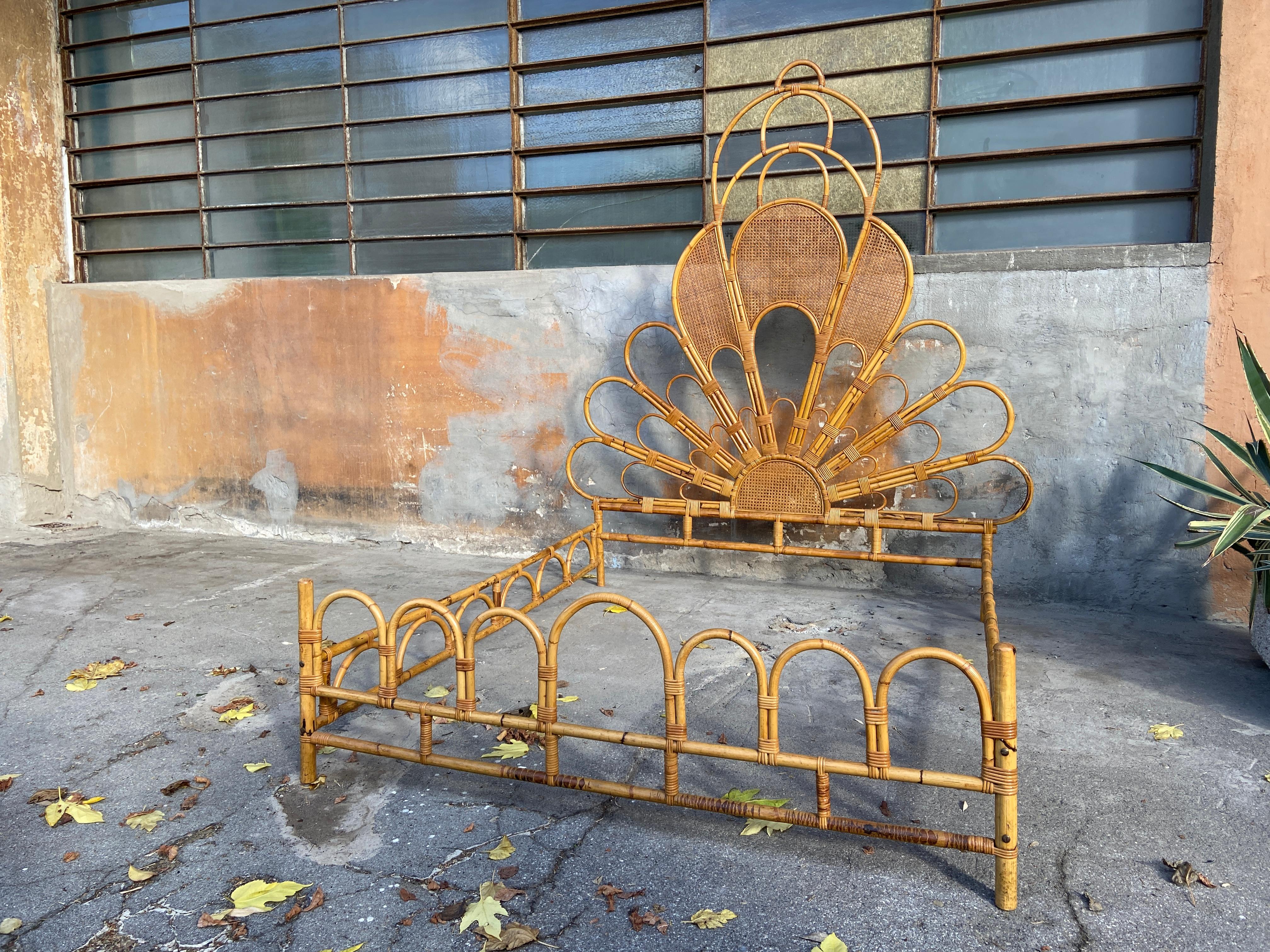 Mid-Century Modern Italian peacock wicker, rattan and bamboo queen size bed.
The bed needs a bed net of cm.165 x 195.