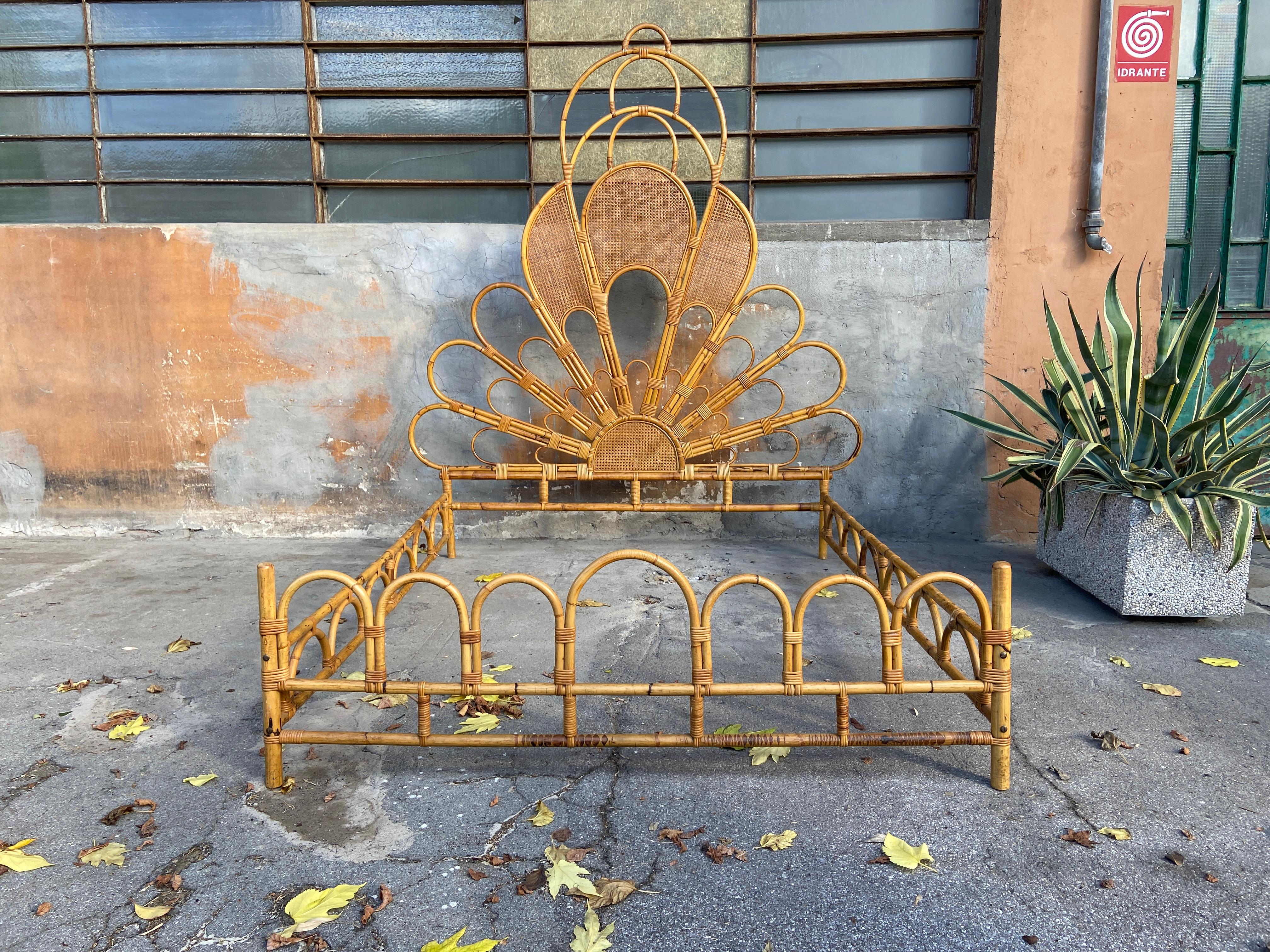 Mid-Century Modern Italian Peacock Queen Size Wicker and Bamboo Bed, 1970s In Good Condition In Prato, IT