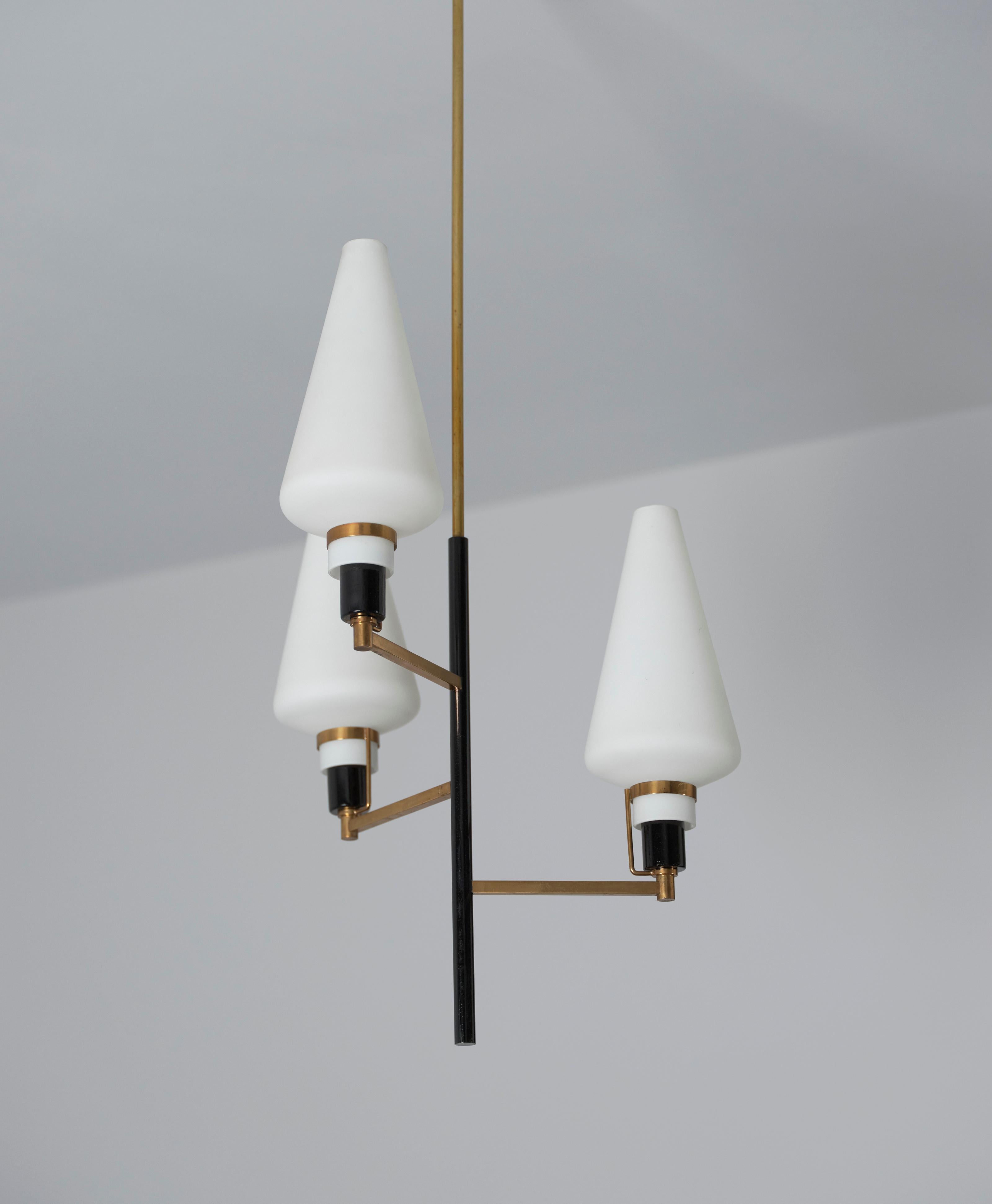 Mid-Century Modern Italian Pendant Chandelier with Brass and Opaline Glass For Sale 1
