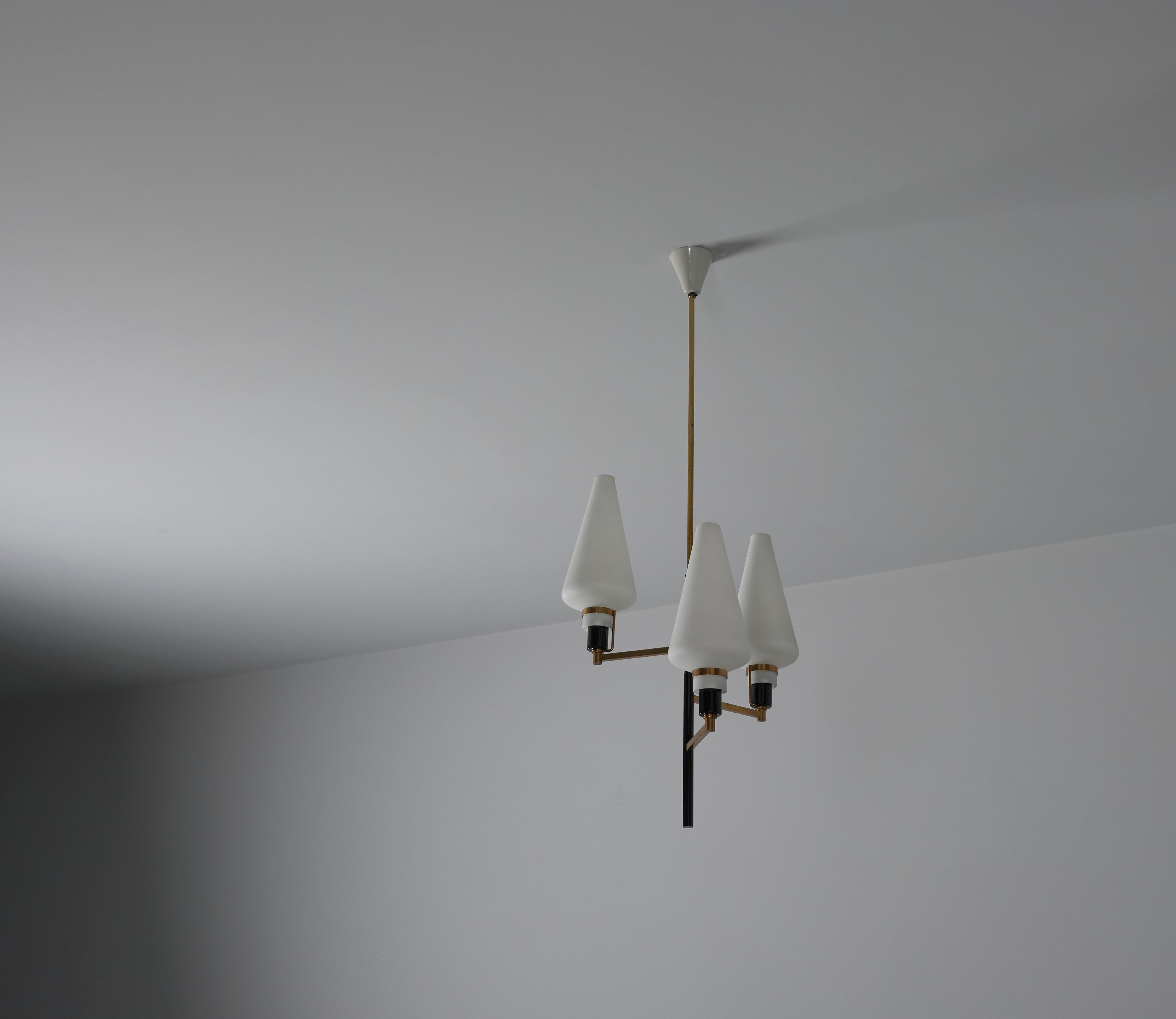 Mid-Century Modern Italian Pendant Chandelier with Brass and Opaline Glass For Sale 2