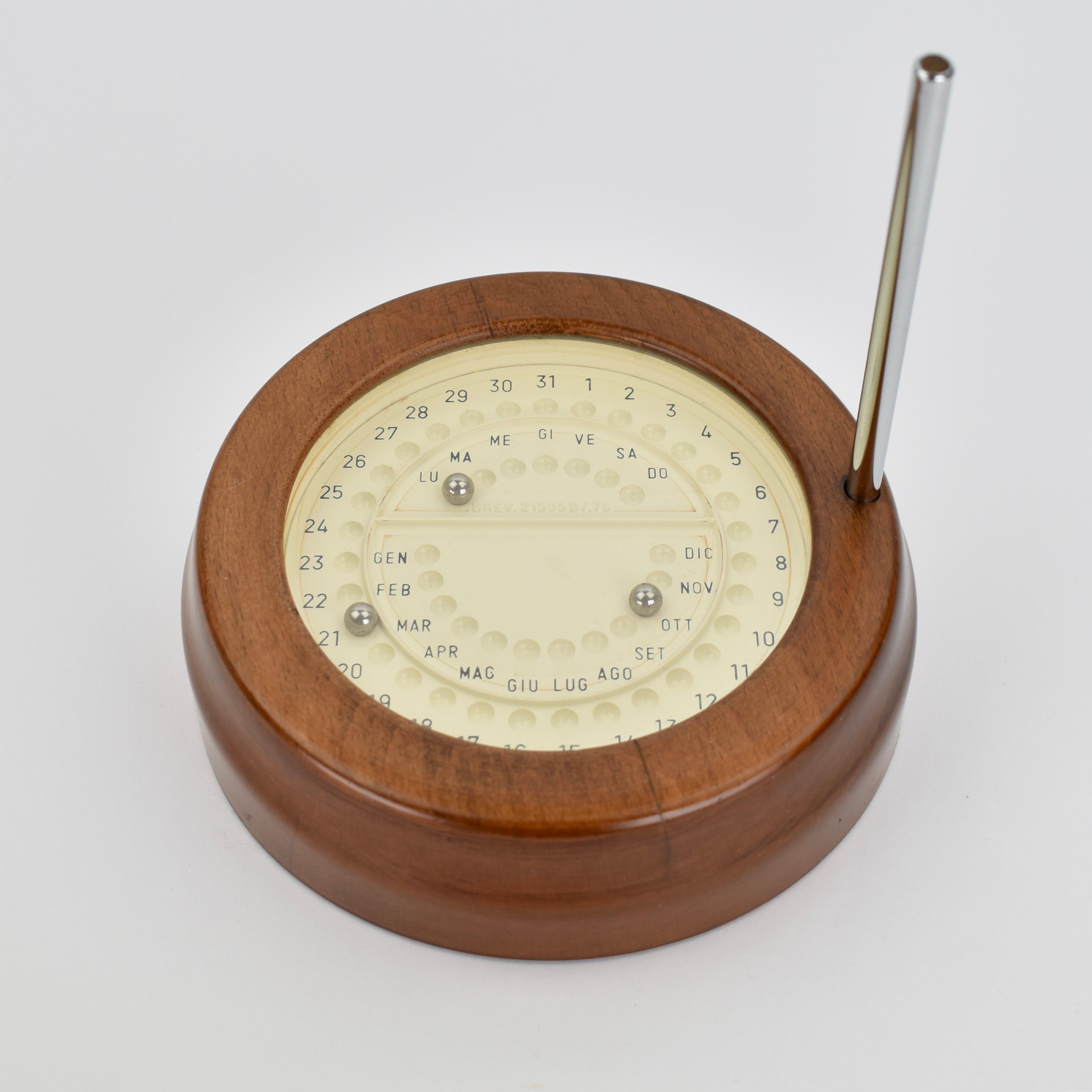 Splendido calendario perpetuo da tavolo italiano della metà del secolo scorso. Realizzato con una splendida base in legno di quercia e un'elegante penna a sfera cromata, questo calendario ha un design senza tempo. Si integra senza sforzo negli spazi