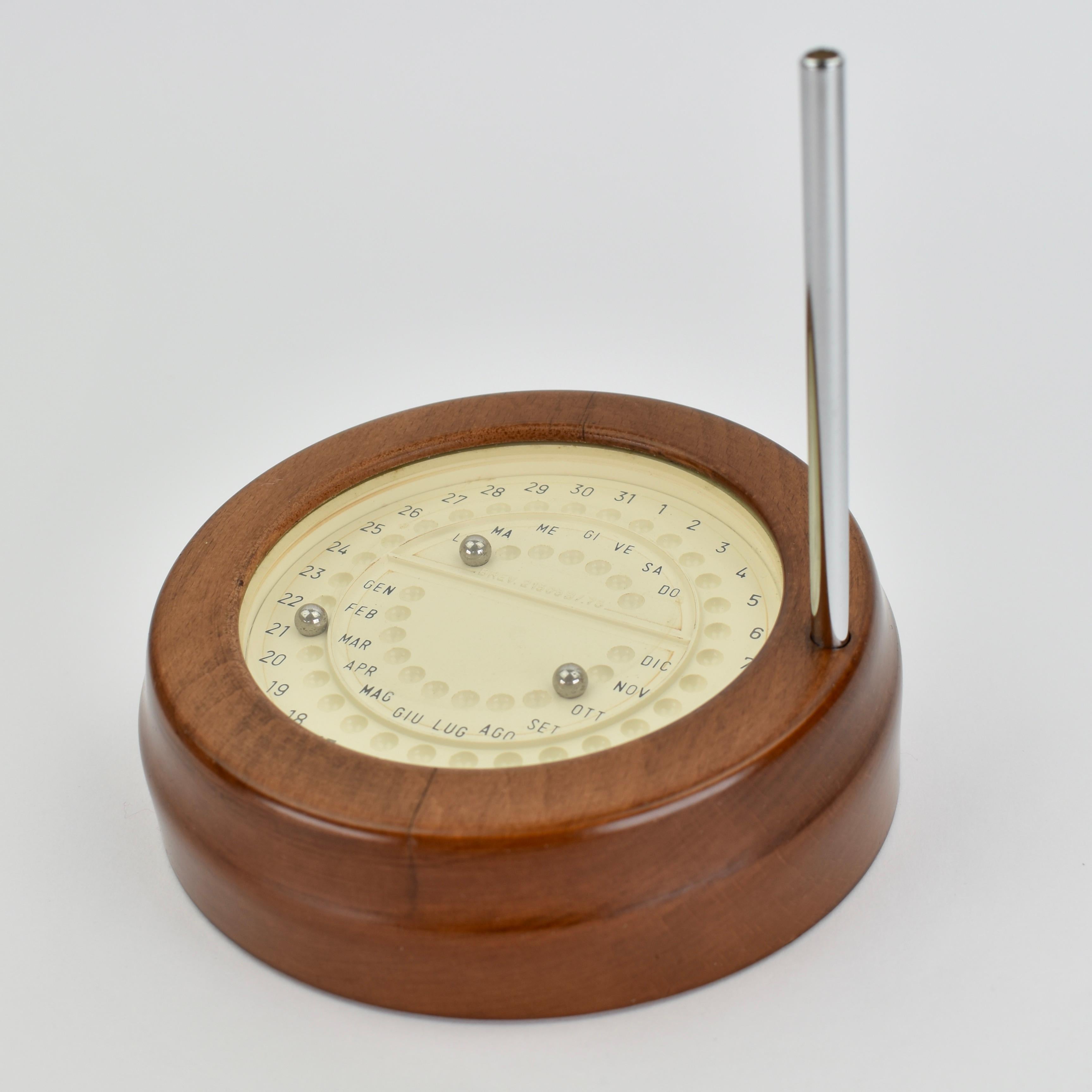 Italiano Calendario da tavolo magnetico italiano perpetuo del Mid Century Modern in vendita