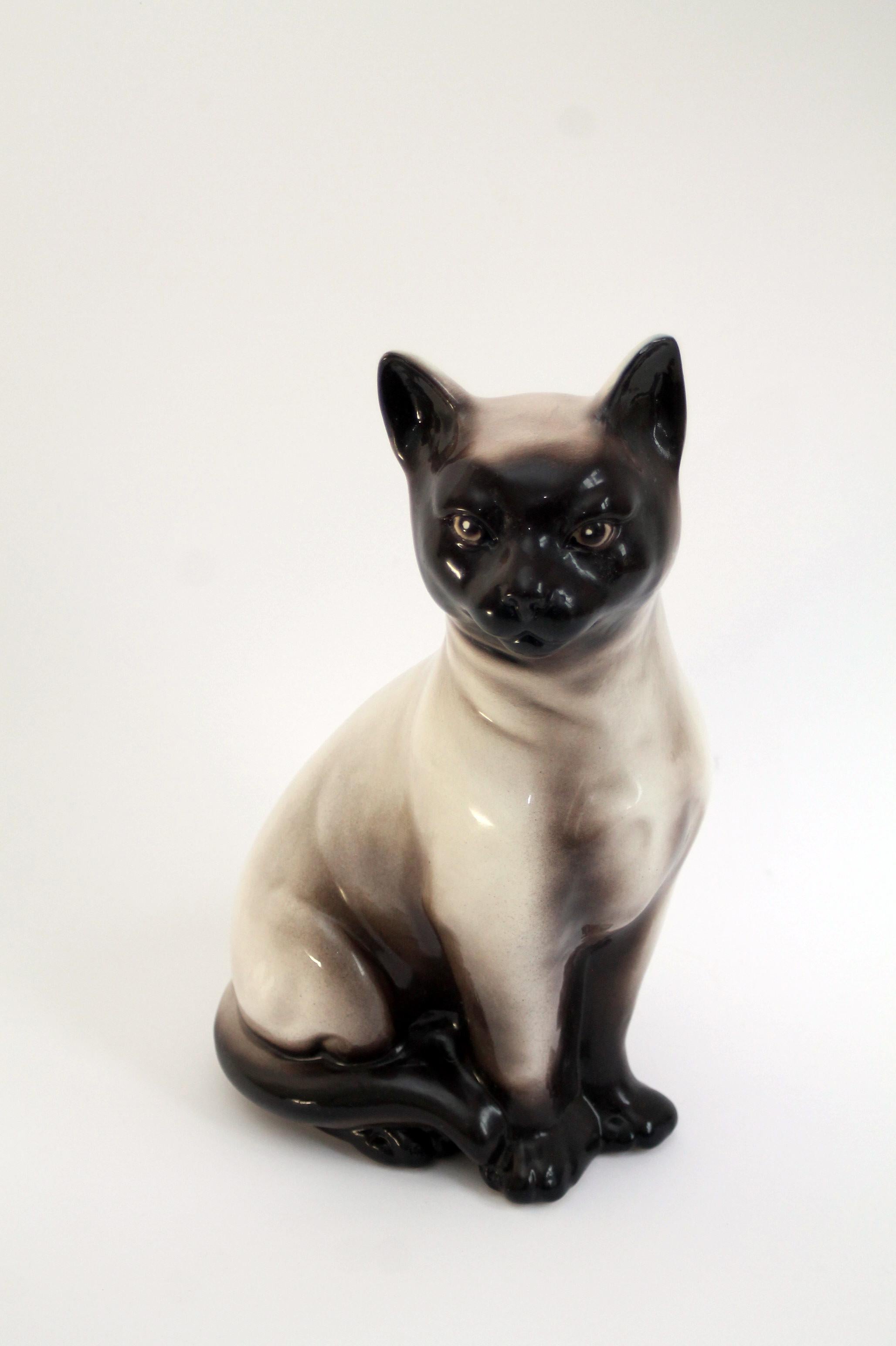 Hand-Crafted Mid-century modern Italian Porcelain Siamese cat (31x18x14cm) Cool retro decor! For Sale