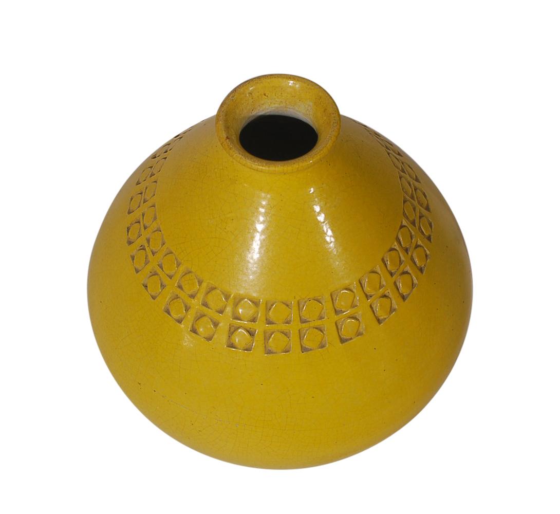 A beautiful ceramic pottery piece designed by Aldo Londi for Bitossi. It features a yellow glaze which tends to be a harder to find color. Overall very good condition with small chip to rim on bottom. Marked: ITALY.