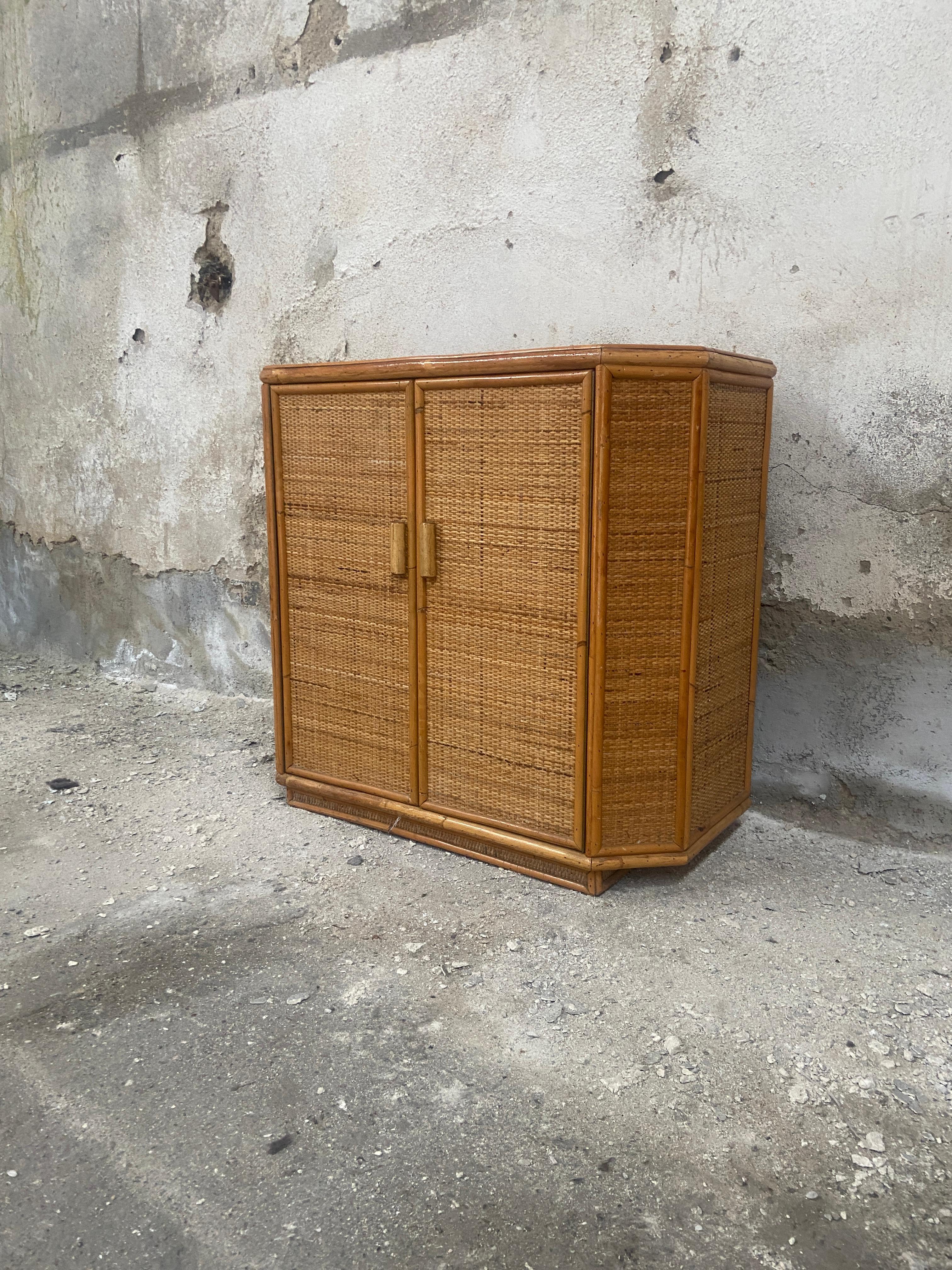 Specchio da parete italiano di metà secolo in rattan e bambù degli anni '70 in vendita 3