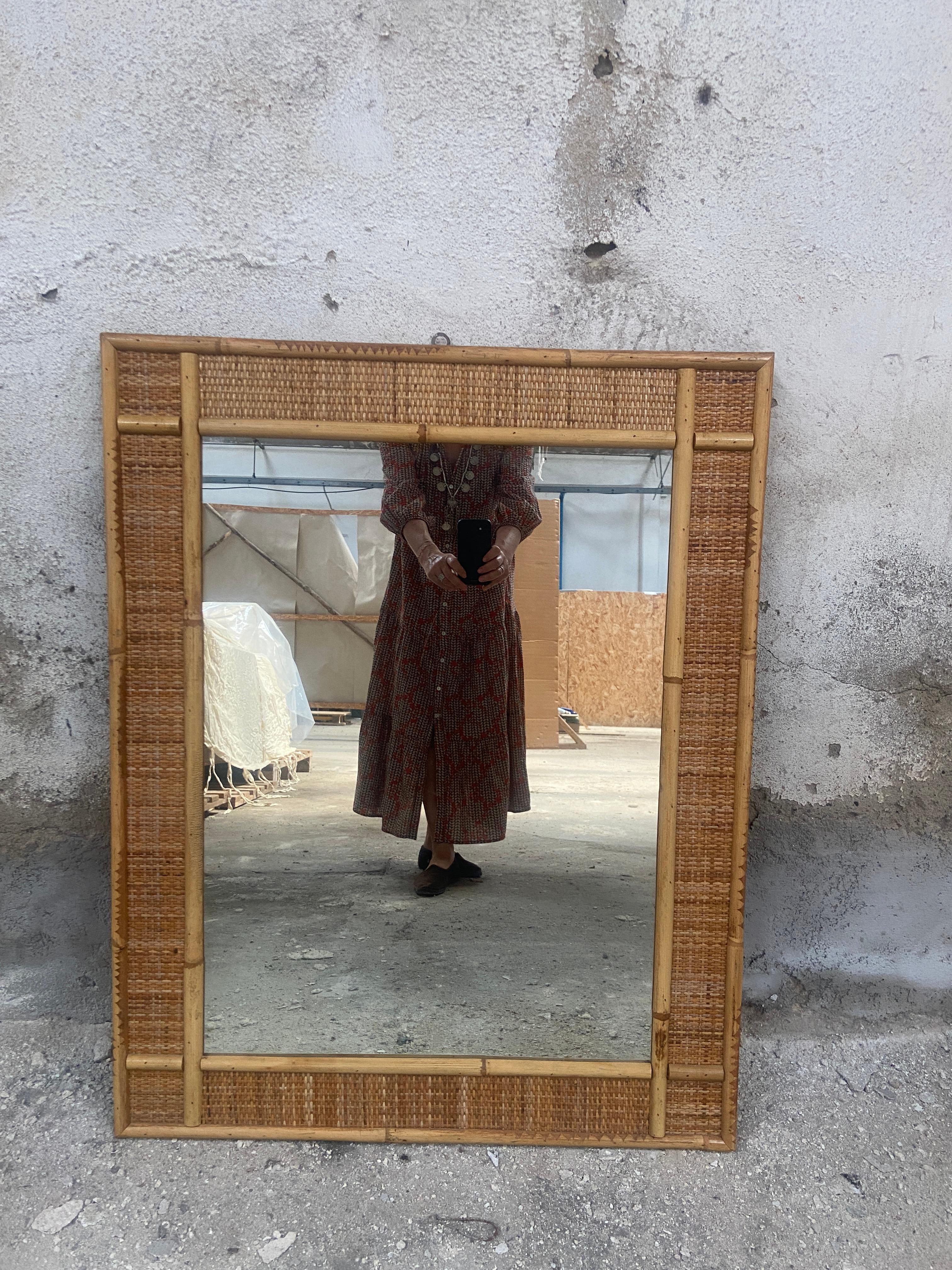 Specchio da parete italiano di metà secolo in rattan e bambù degli anni '70
Lo specchio può diventare un set insieme a uno splendido mobile, come mostrato nelle foto. Prezzo del set su richiesta