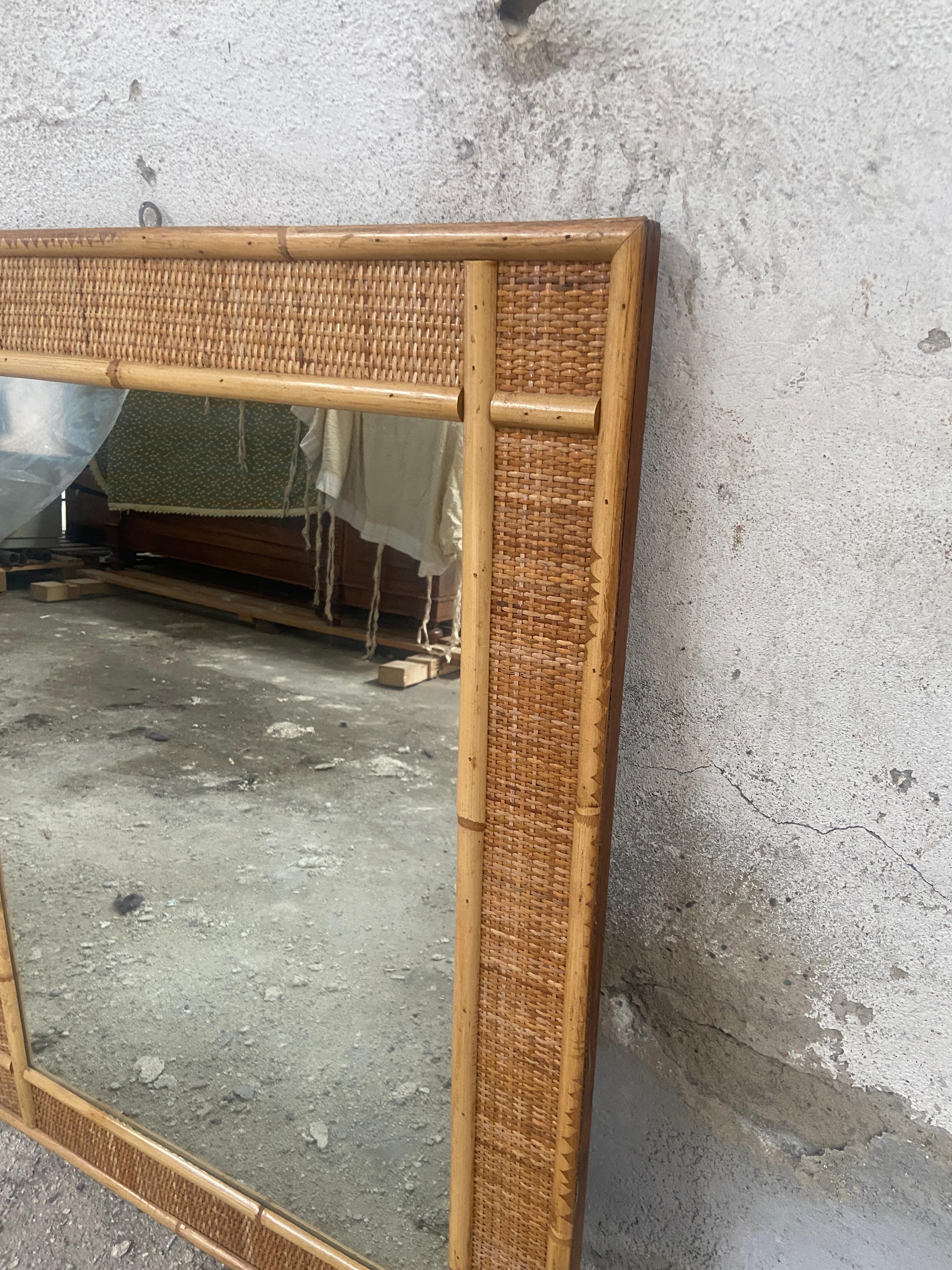 Specchio da parete italiano di metà secolo in rattan e bambù degli anni '70 In condizioni buone in vendita a Prato, IT