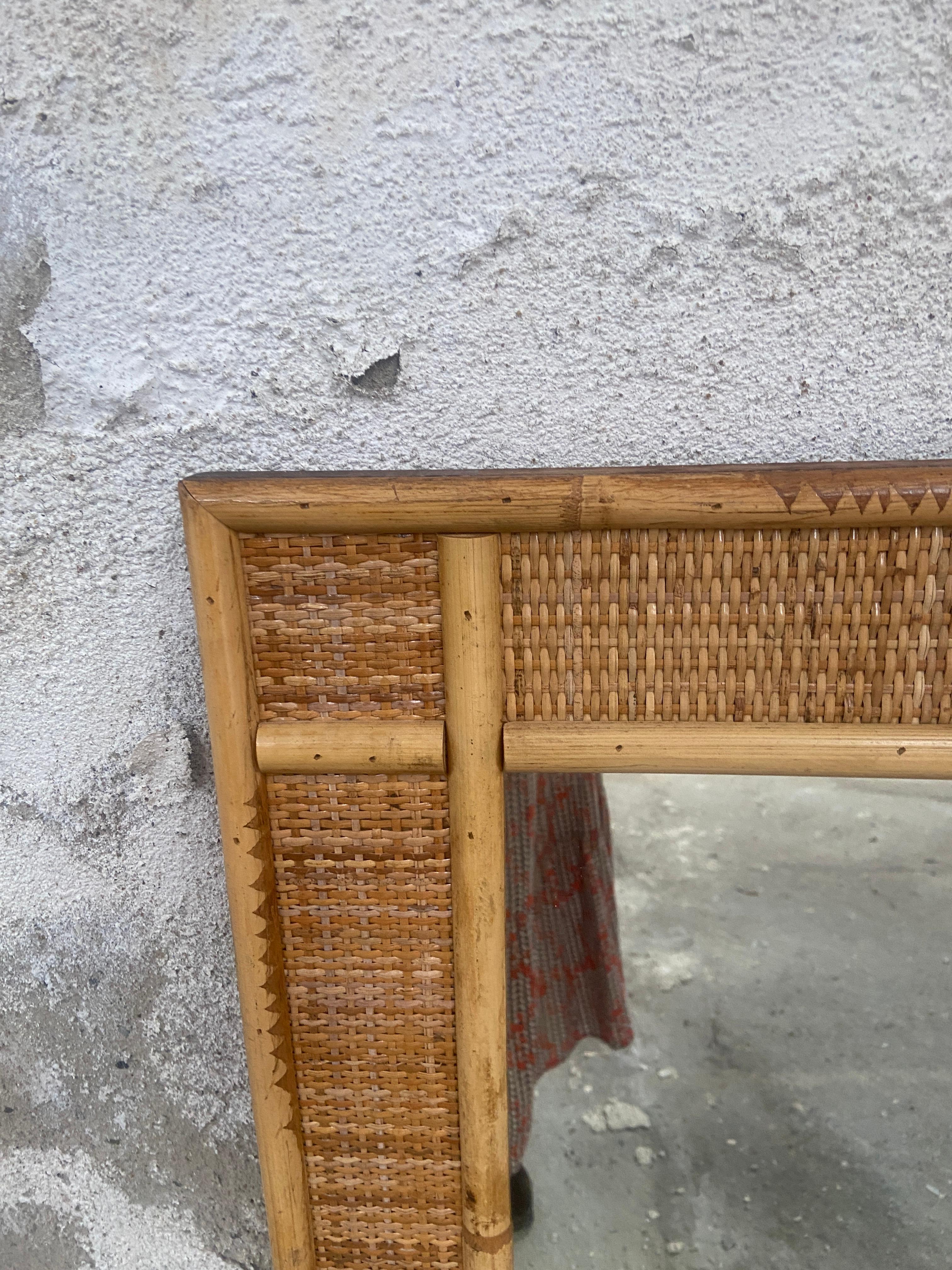 Bambù Specchio da parete italiano di metà secolo in rattan e bambù degli anni '70 in vendita