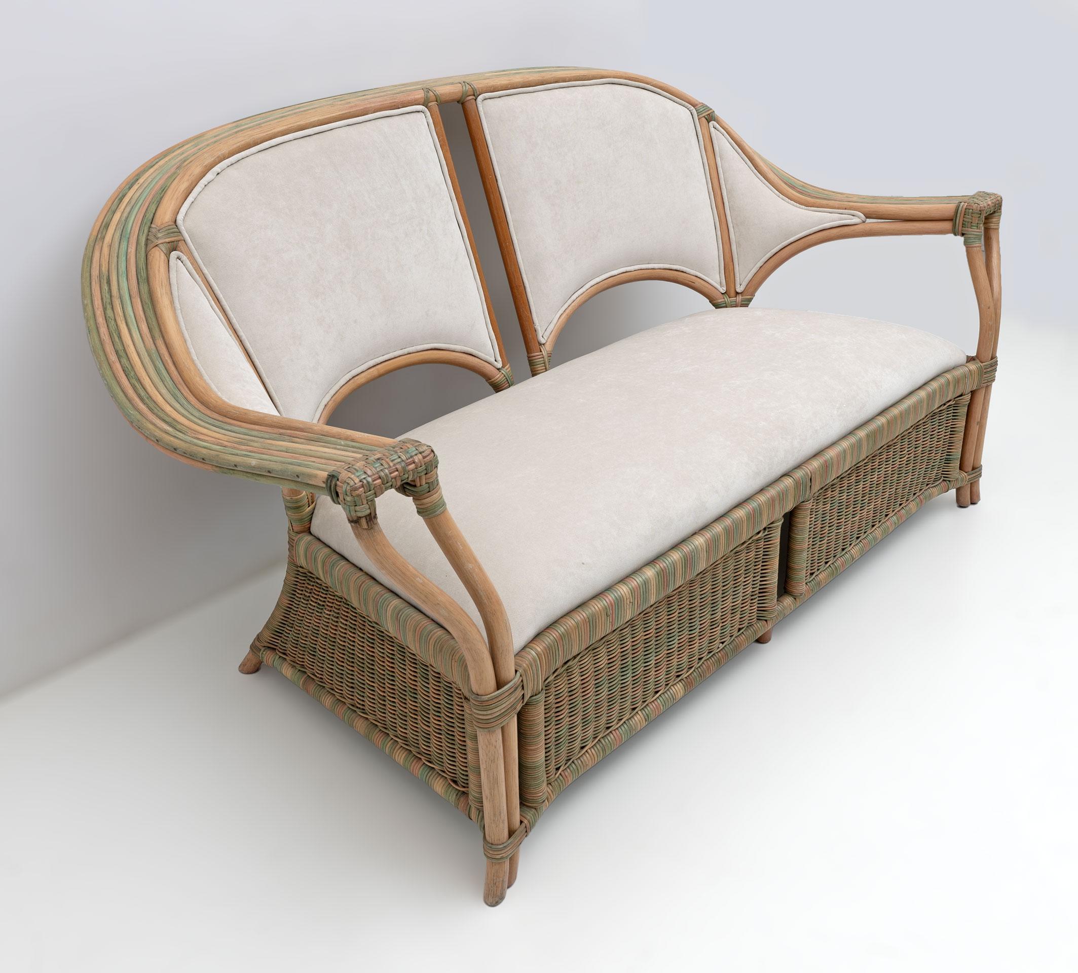 Ein Paar Sessel und ein Zweisitzer-Sofa mit Rattanstruktur, vollständig handgeflochten.
Italienisches Design aus den späten 1970er Jahren, neu gepolstert, aus elfenbeinfarbenem Mikrofaserstoff.
Die Sessel messen:
Abmessungen: Höhe: 83 cm (32,68