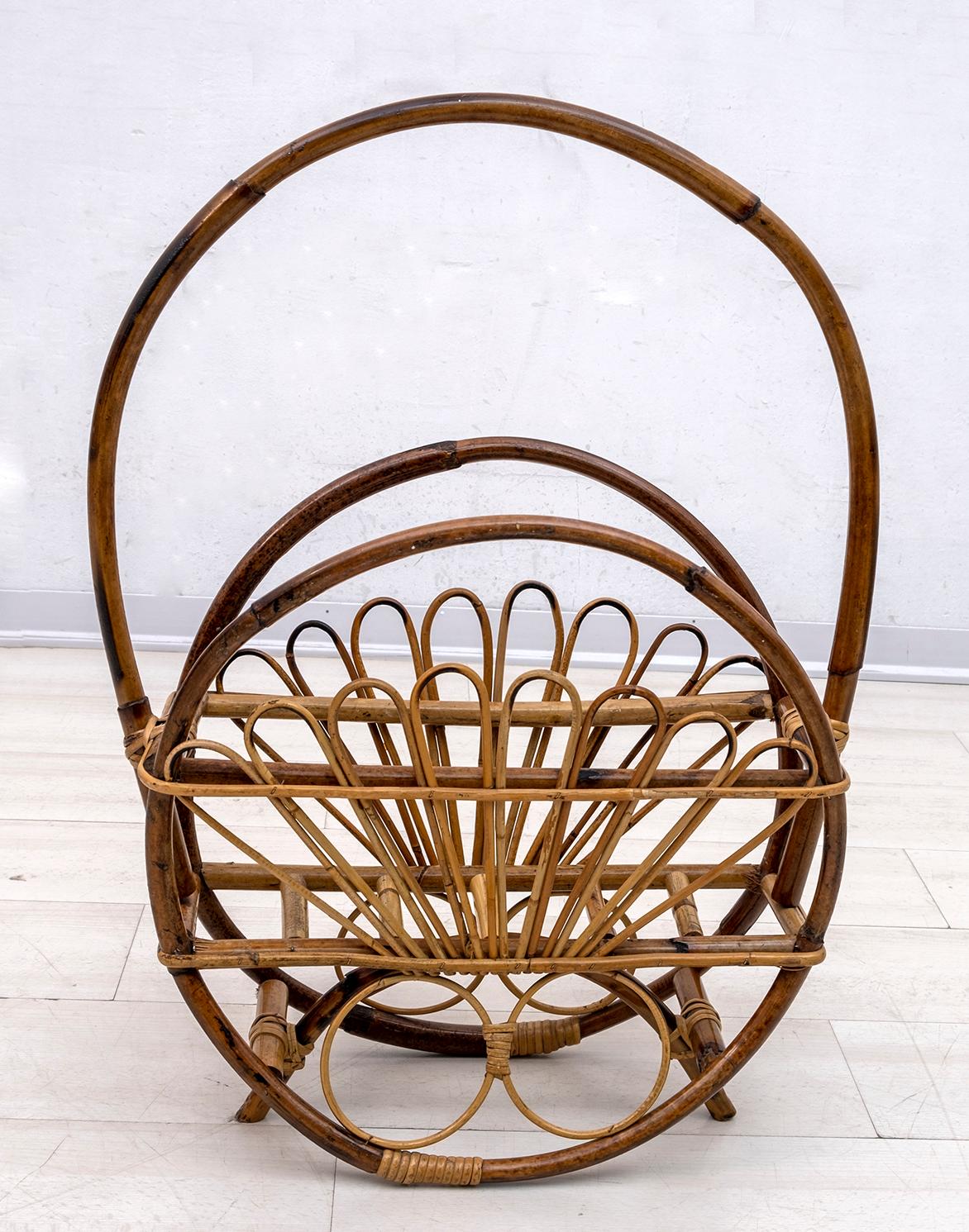 Beautiful large round bamboo and rattan magazine rack with circular bamboo handle, Italy, 1960s.
It can be used as a magazine or newspaper holder or as a bottle holder.