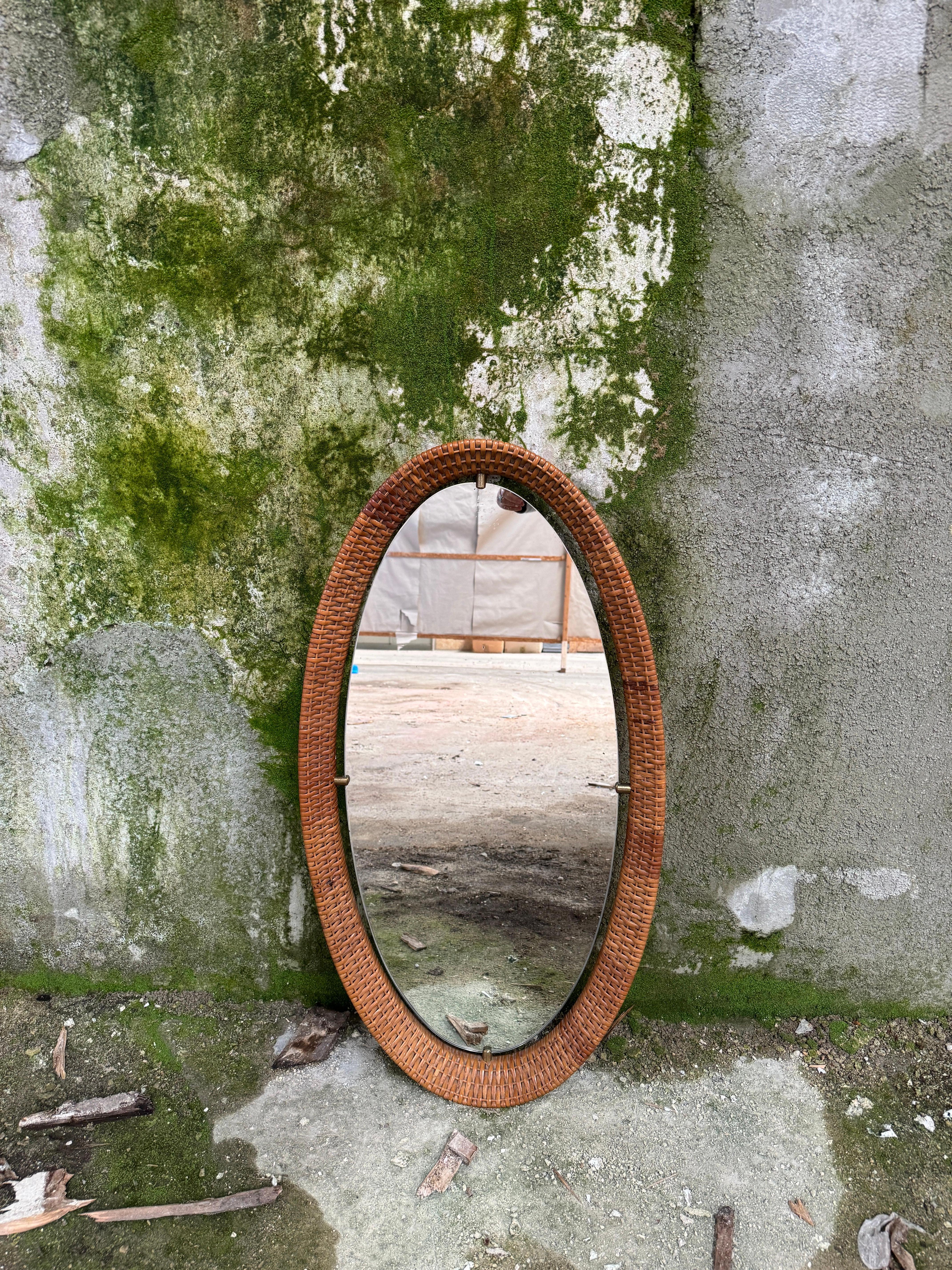 Mid-Century Modern Italian Rattan Wall Mirror with Brass Details. 1960s In Good Condition For Sale In Prato, IT