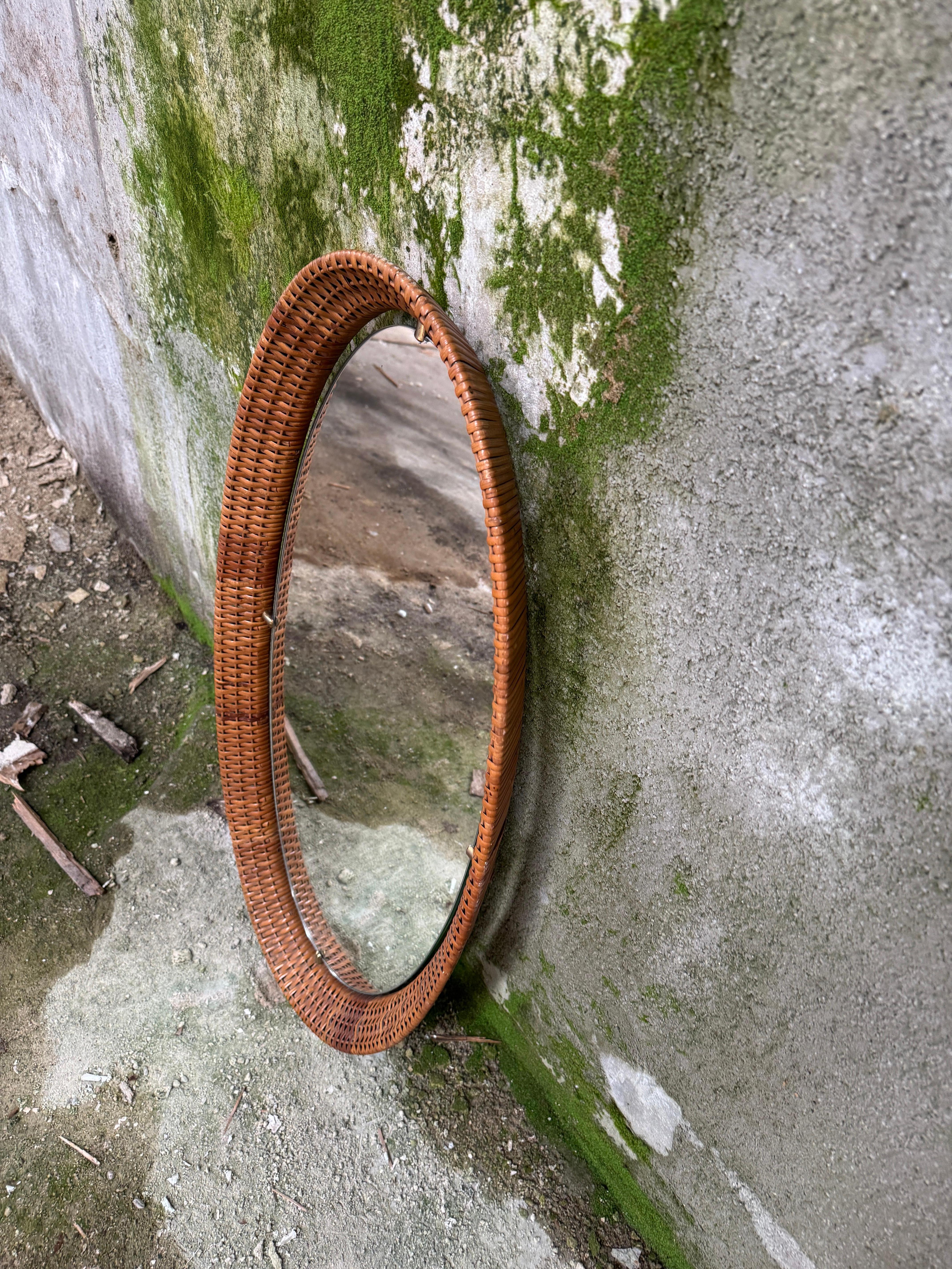 Mid-Century Modern Italian Rattan Wall Mirror with Brass Details. 1960s For Sale 2