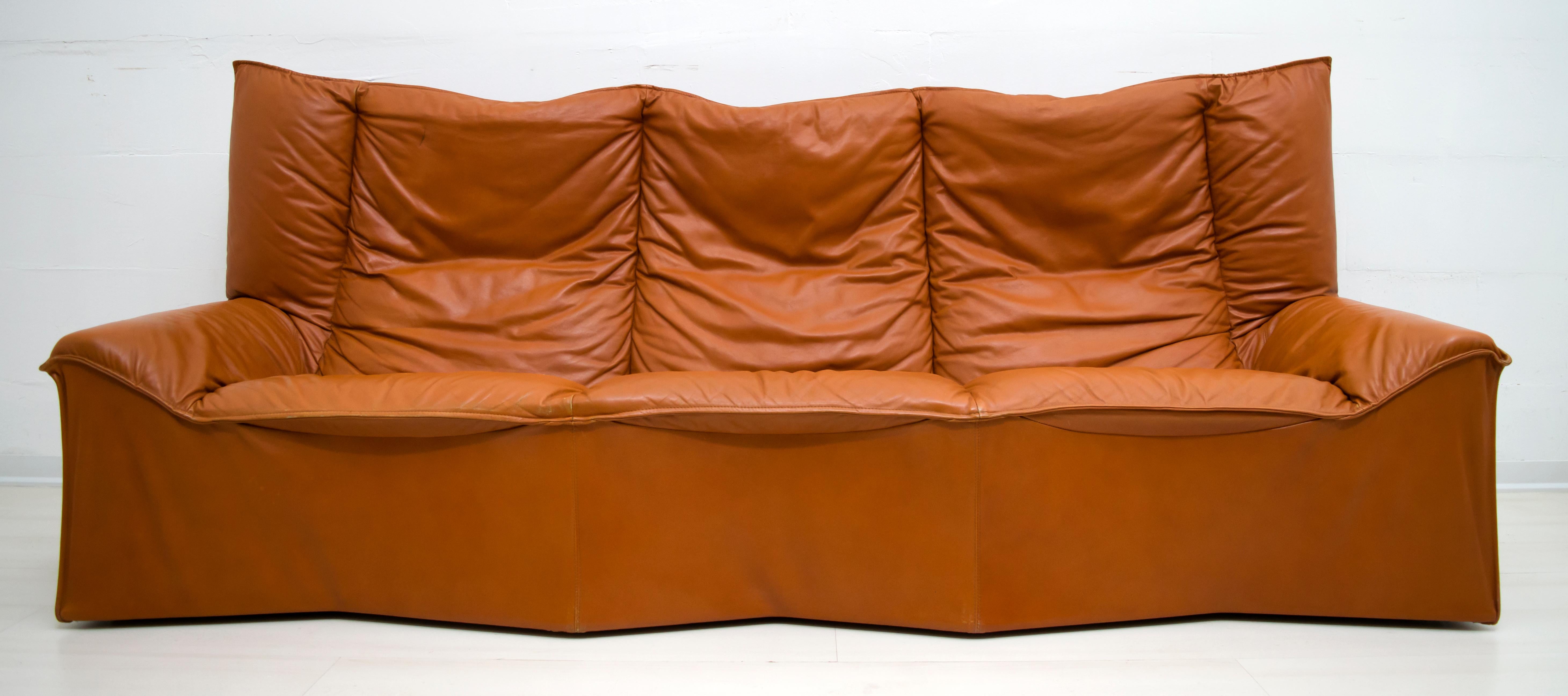 This sofa upholstered in genuine leather-colored leather were produced by the famous Italian company Cinova, in the 1960s.
Cinova made use of the collaboration of great designs such as: Carlo de Carli, Tito Agnoli, Menilio Taro, Sergio Mazza and