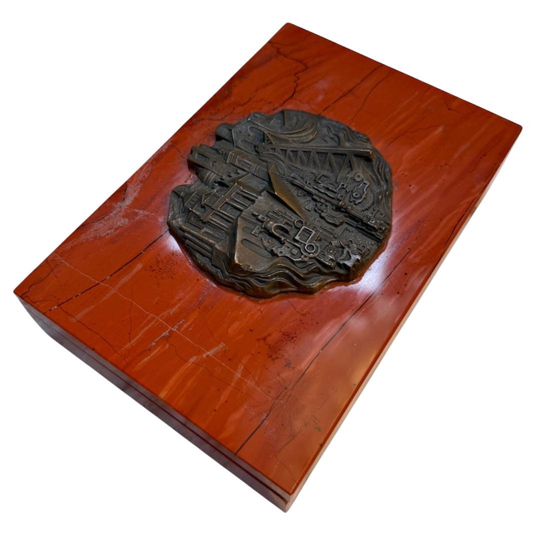Scatola di rilievi in marmo rosso e bronzo della modernità di metà secolo in vendita