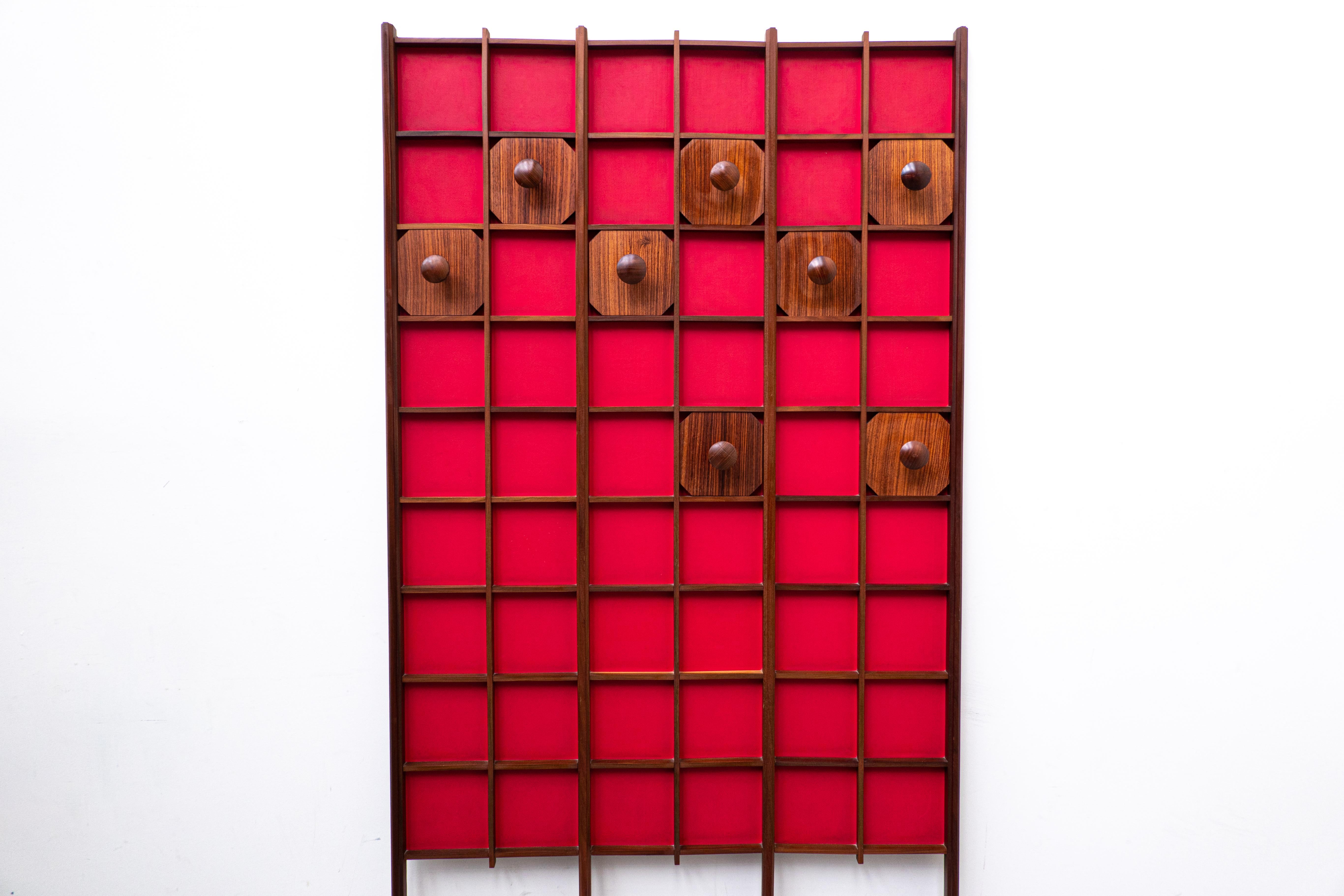 Moderner italienischer Garderobenständer aus rotem Holz aus der Jahrhundertmitte, 1960er Jahre.