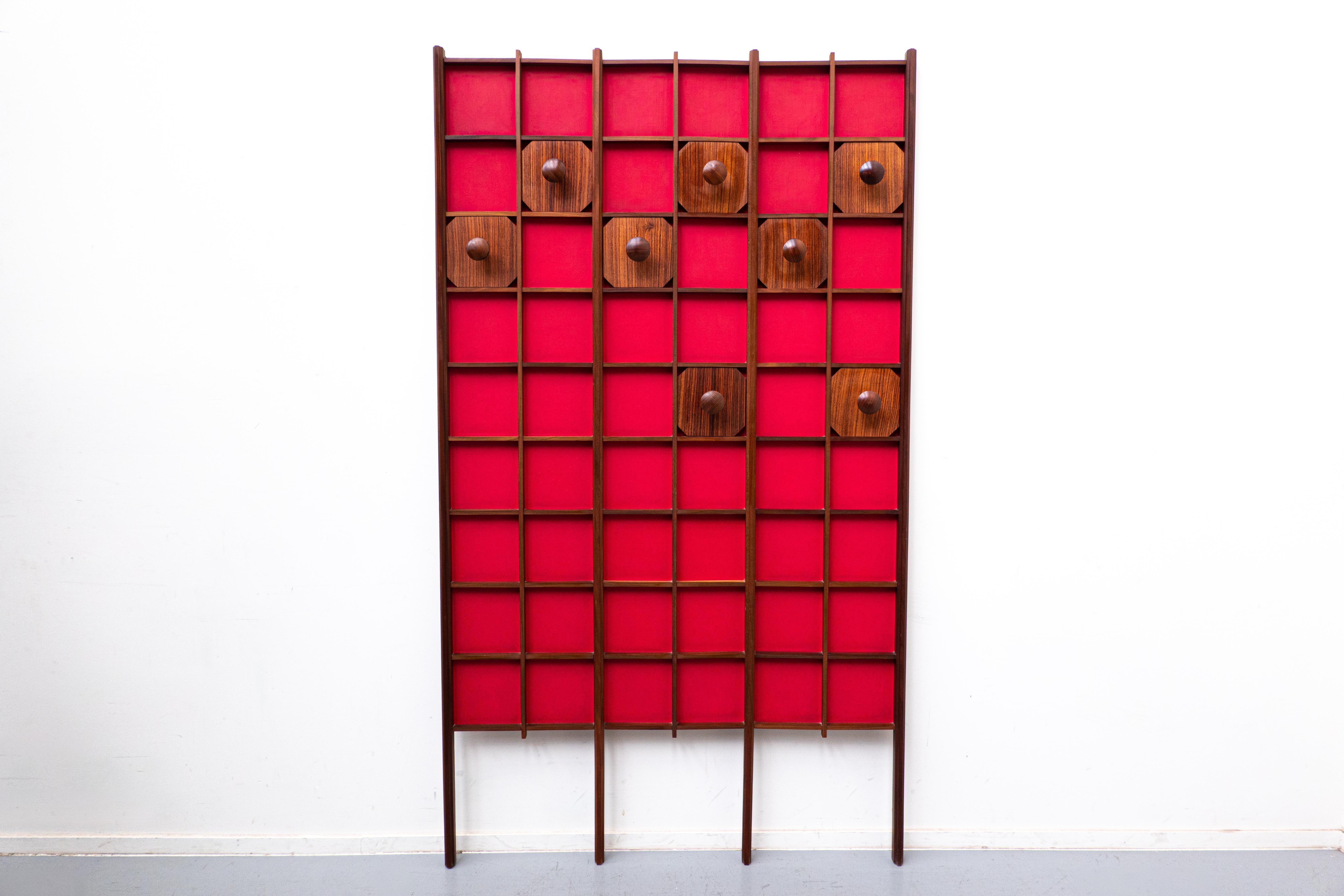 Mid-Century Modern Italian Red Wooden Coat Rack, 1960s In Good Condition For Sale In Brussels, BE