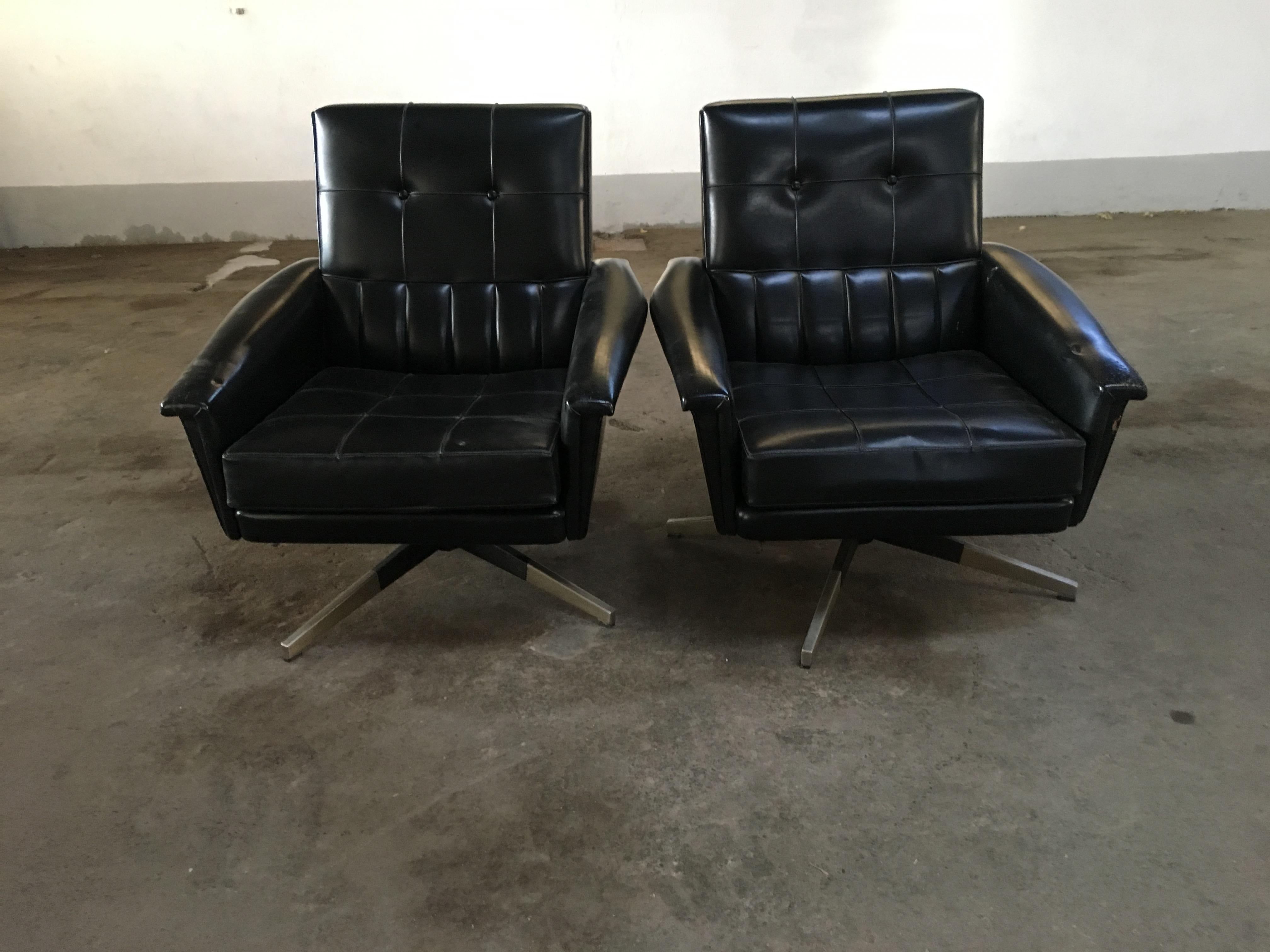 Moderne italienische, sich drehbare Mid-Century-Modern-Büro-Sessel aus schwarzem Kunstleder, 1960er Jahre im Angebot 1