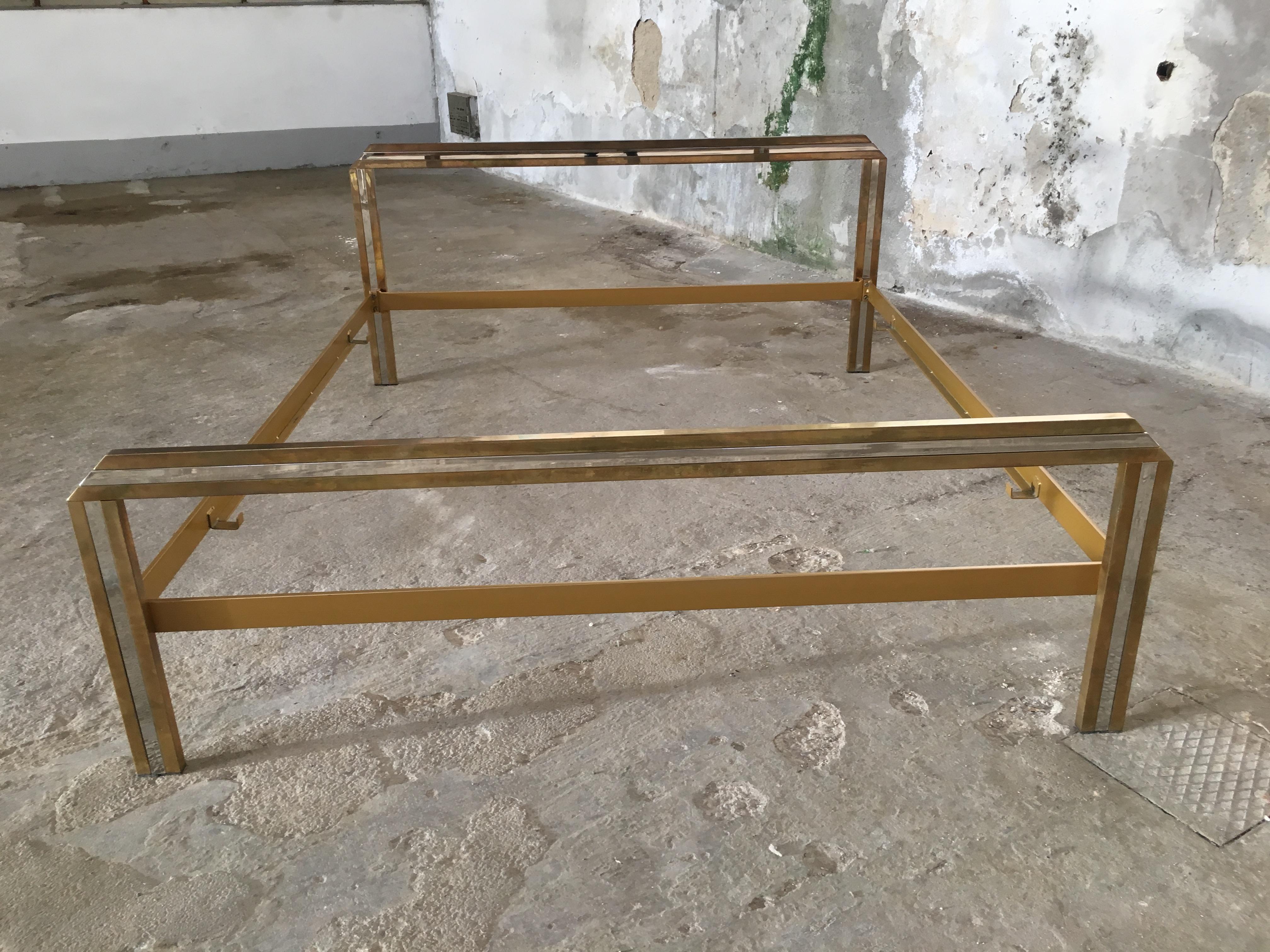 Mid-Century Modern Italian Romeo Rega brass and chrome double bed from 1970s
The bed can come with its bed net (price on request)
The bed needs a mattress of cm. 160 x 190.
 