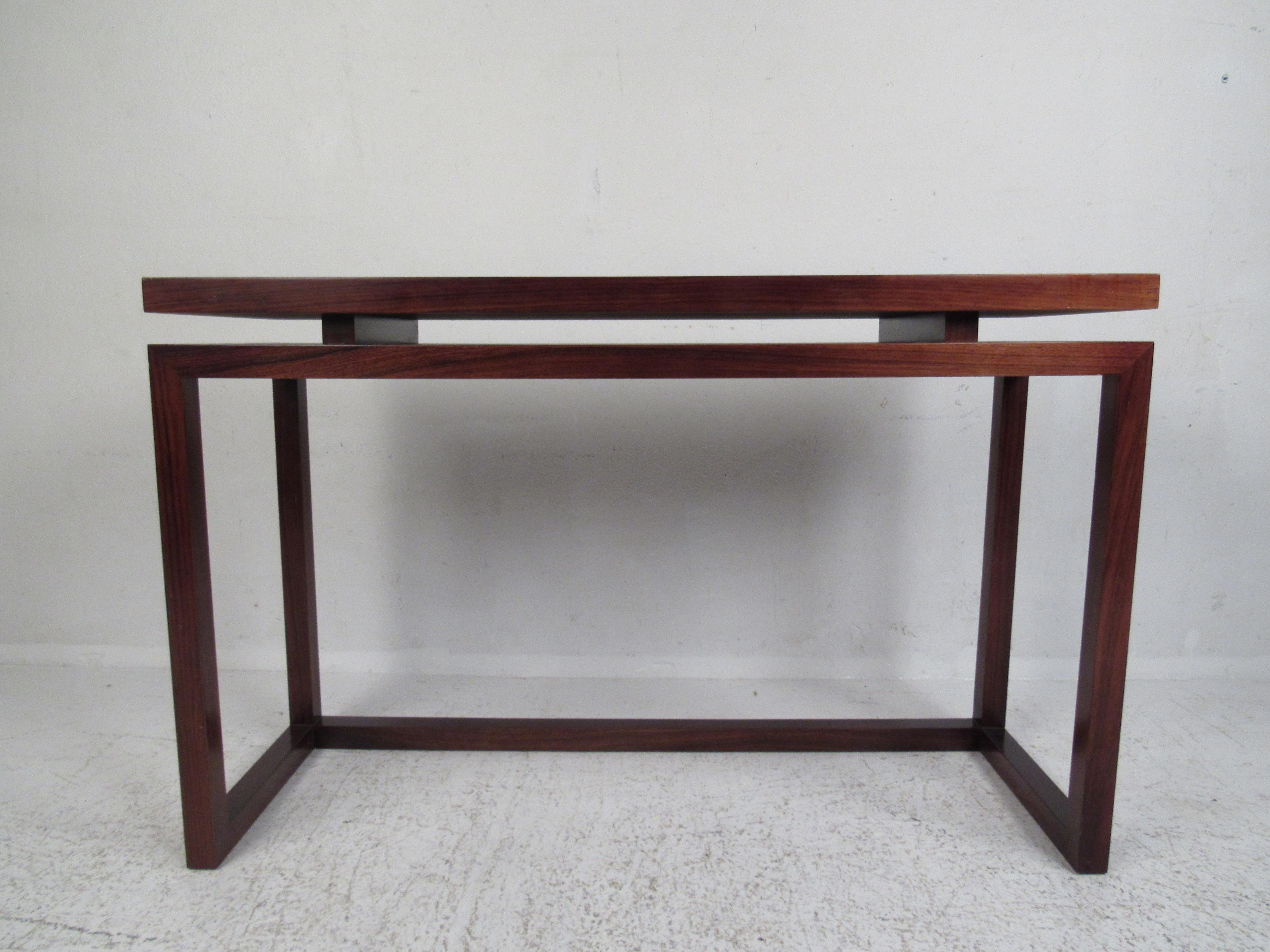 Mid-Century Modern Italian Rosewood Hall Table In Good Condition In Brooklyn, NY