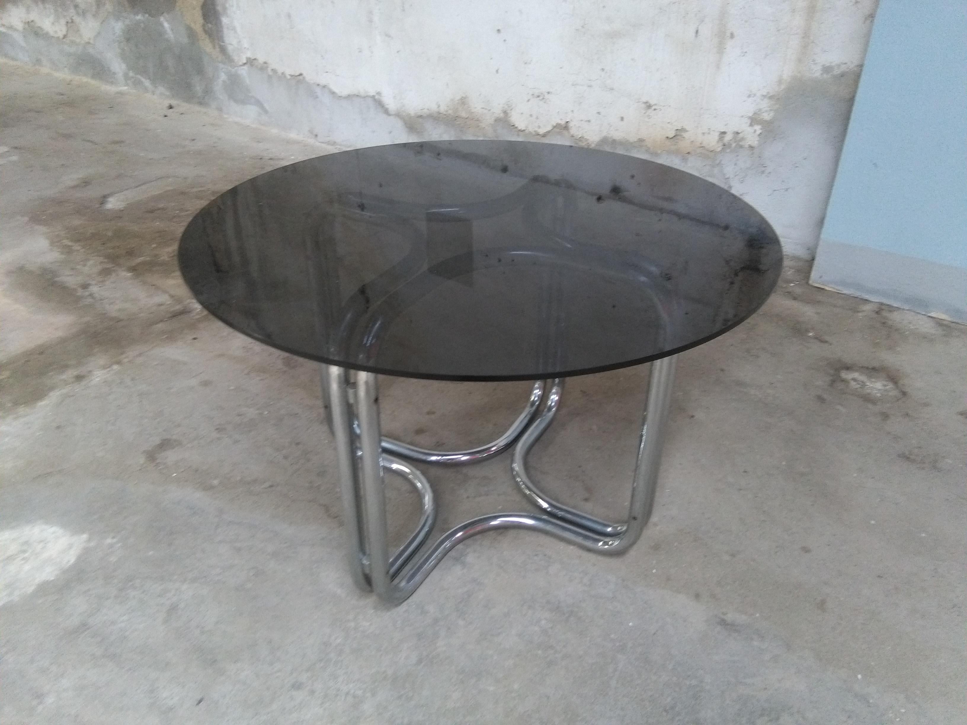 Mid-Century Modern Italian chrome round dining or center table with smoked glass top by Giotto Stoppino.
The table is in very good vintage conditions. Wear depends on age and use.
