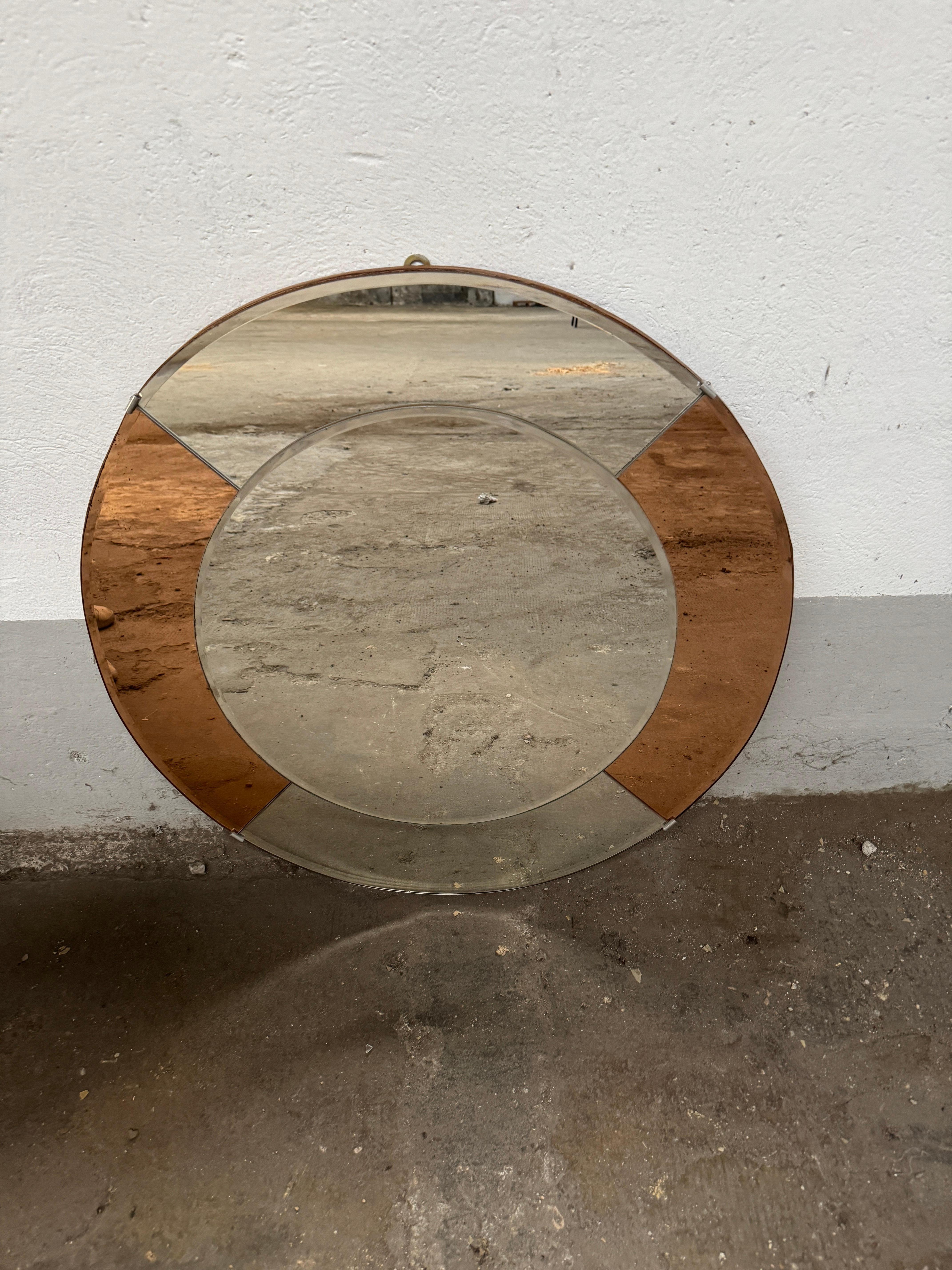 Mid-Century Modern Italian Round Shaped Cristal Arte Wall Mirror. 1970s For Sale 1