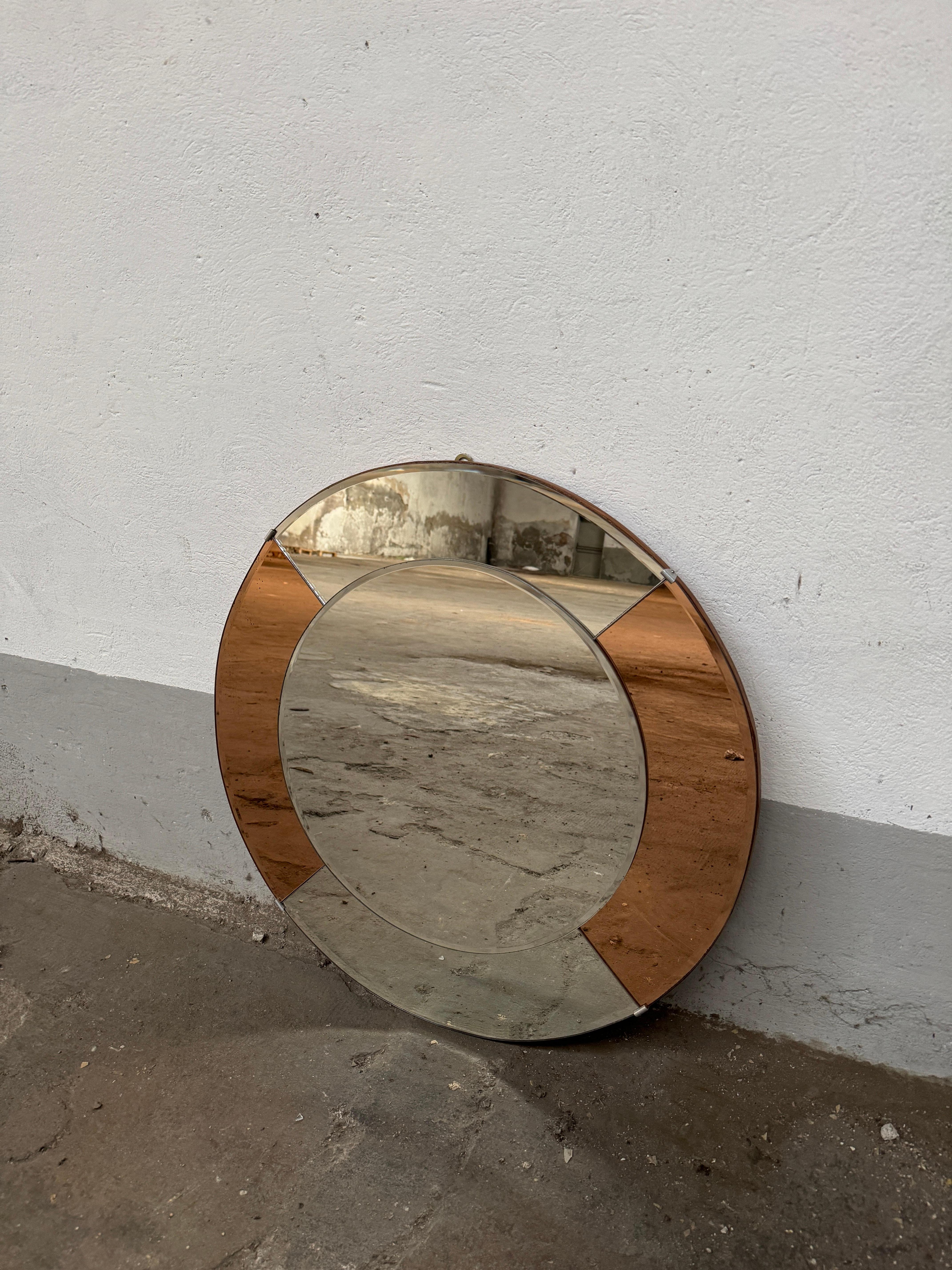 Mid-Century Modern Italian Round Shaped Cristal Arte Wall Mirror. 1970s For Sale 3