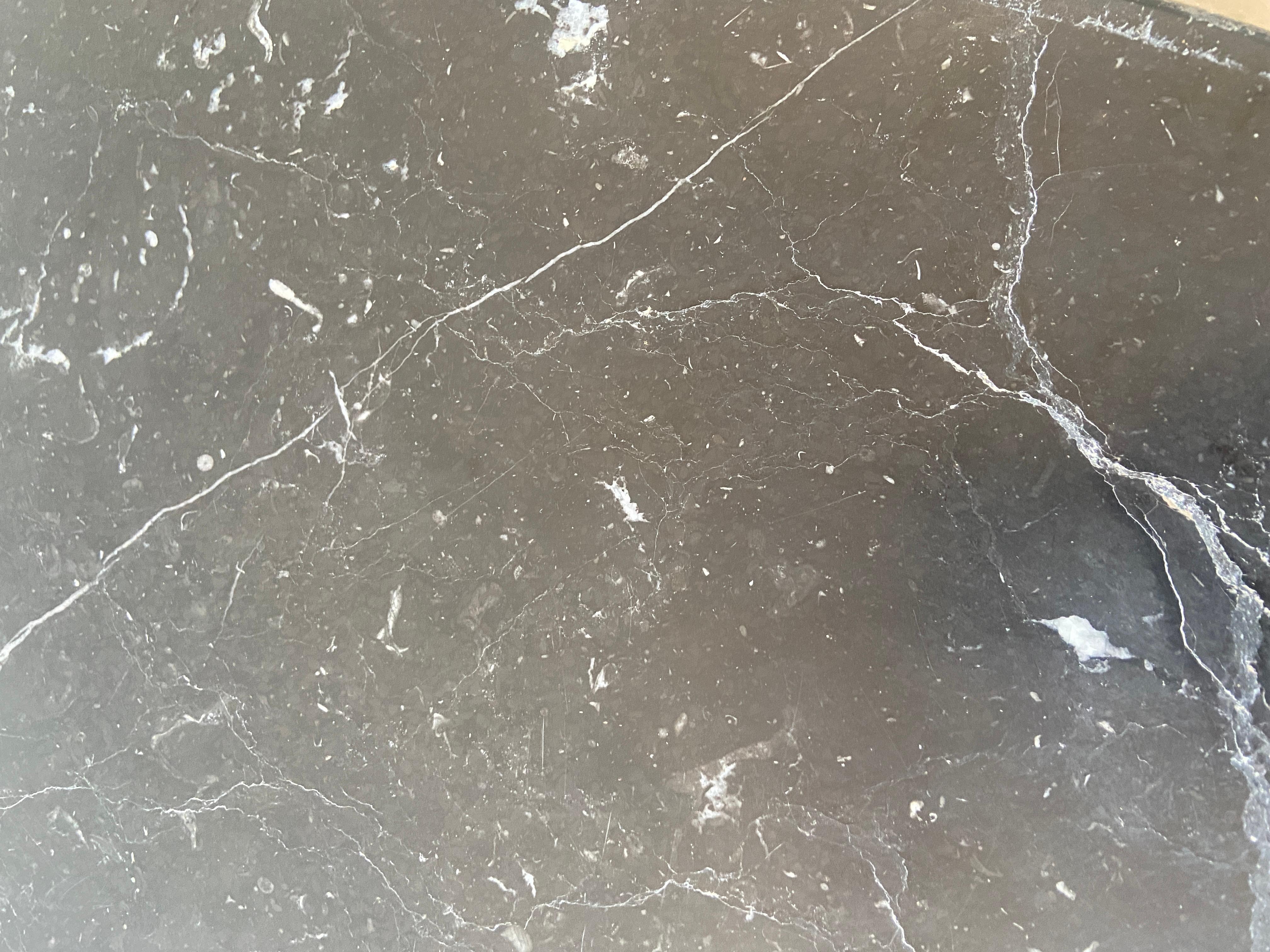 Table ronde italienne moderne du milieu du siècle dernier avec plateau en marbre Marquina, 1970 en vente 5