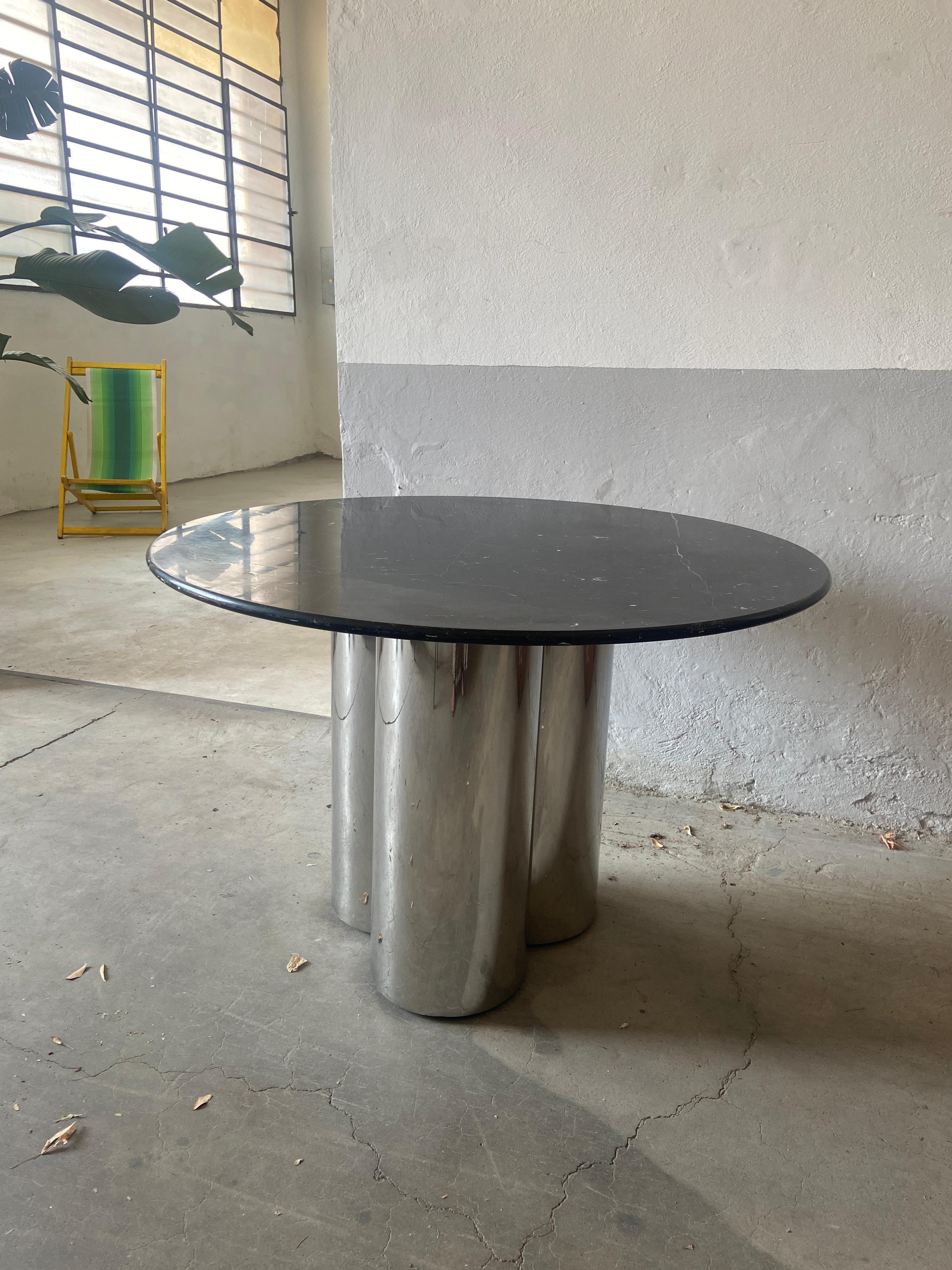 Mid-Century Modern Italian Round Table with Marquina Marble Top, 1970s In Good Condition For Sale In Prato, IT