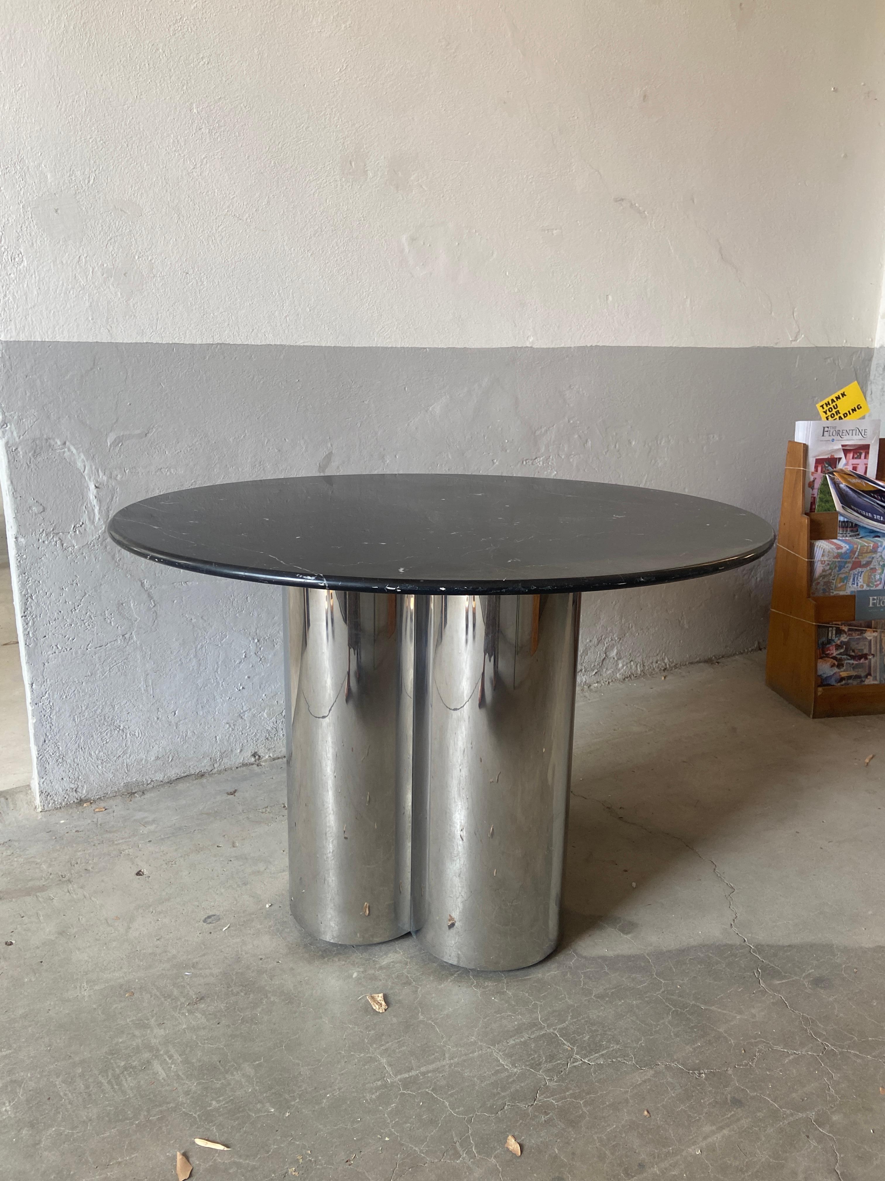 Mid-Century Modern Italian Round Table with Marquina Marble Top, 1970s For Sale 1