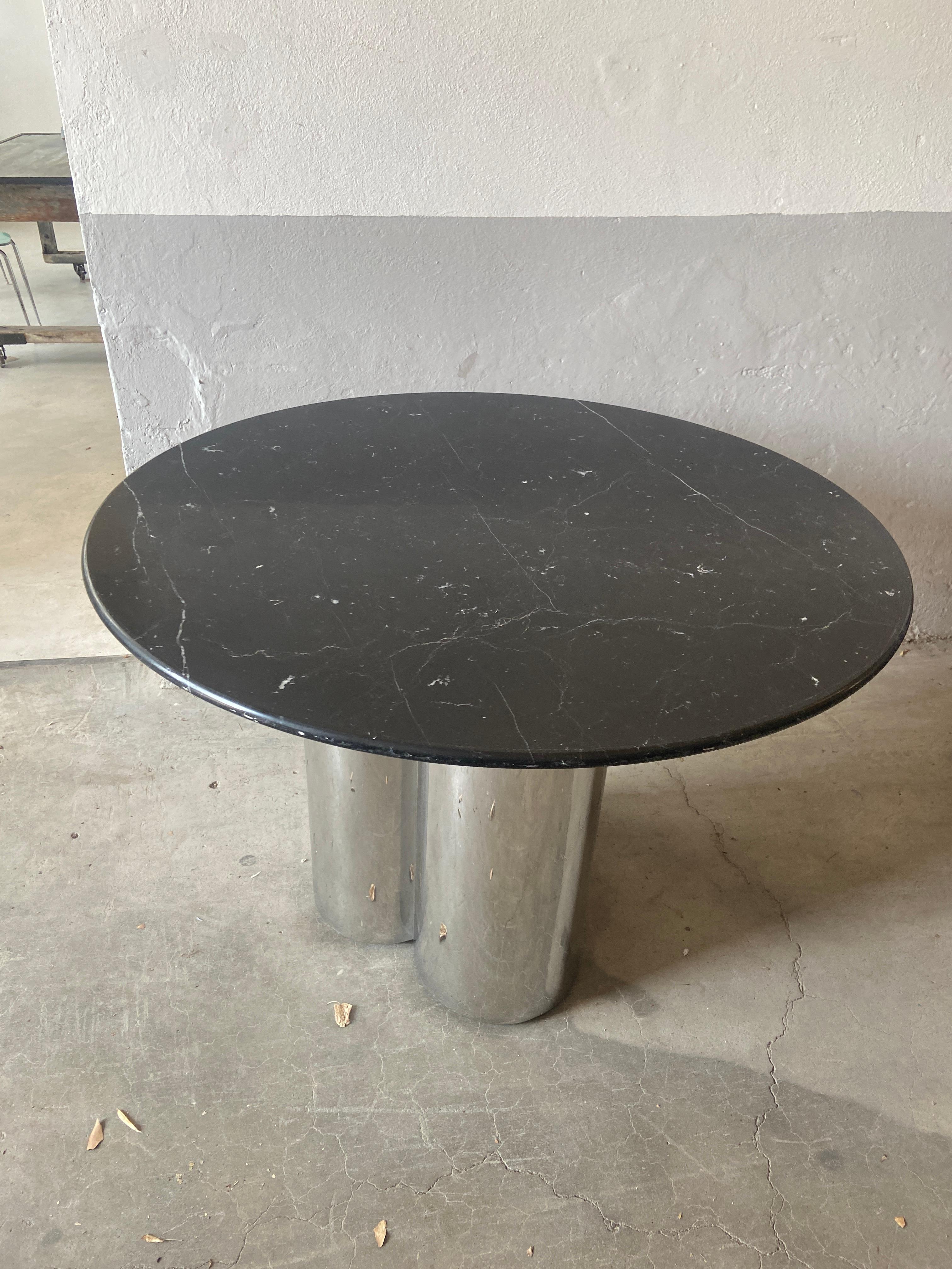 Mid-Century Modern Italian Round Table with Marquina Marble Top, 1970s For Sale 2