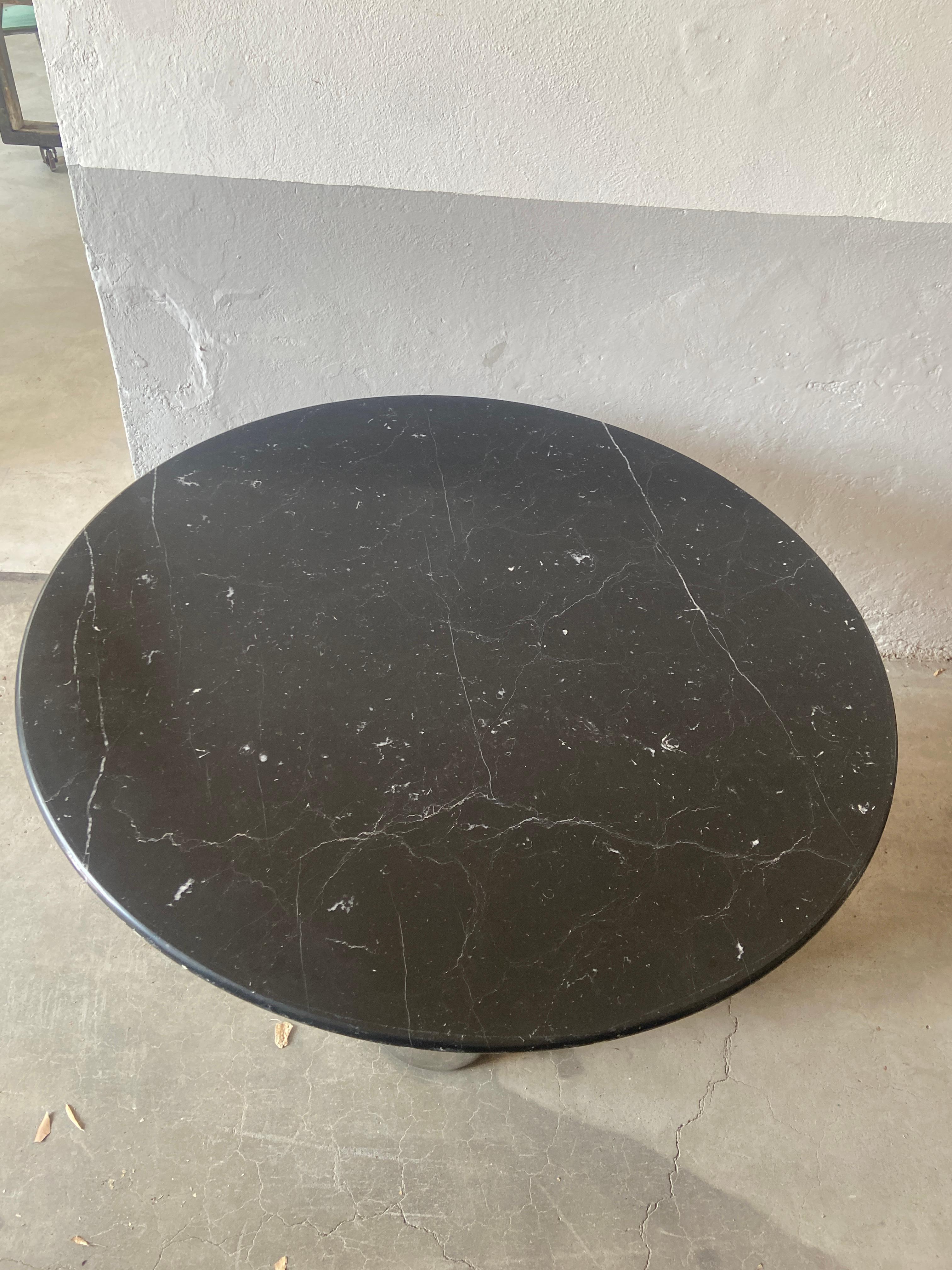 Moderner italienischer runder Tisch mit Marquina-Marmorplatte aus der Jahrhundertmitte, 1970er Jahre im Angebot 1