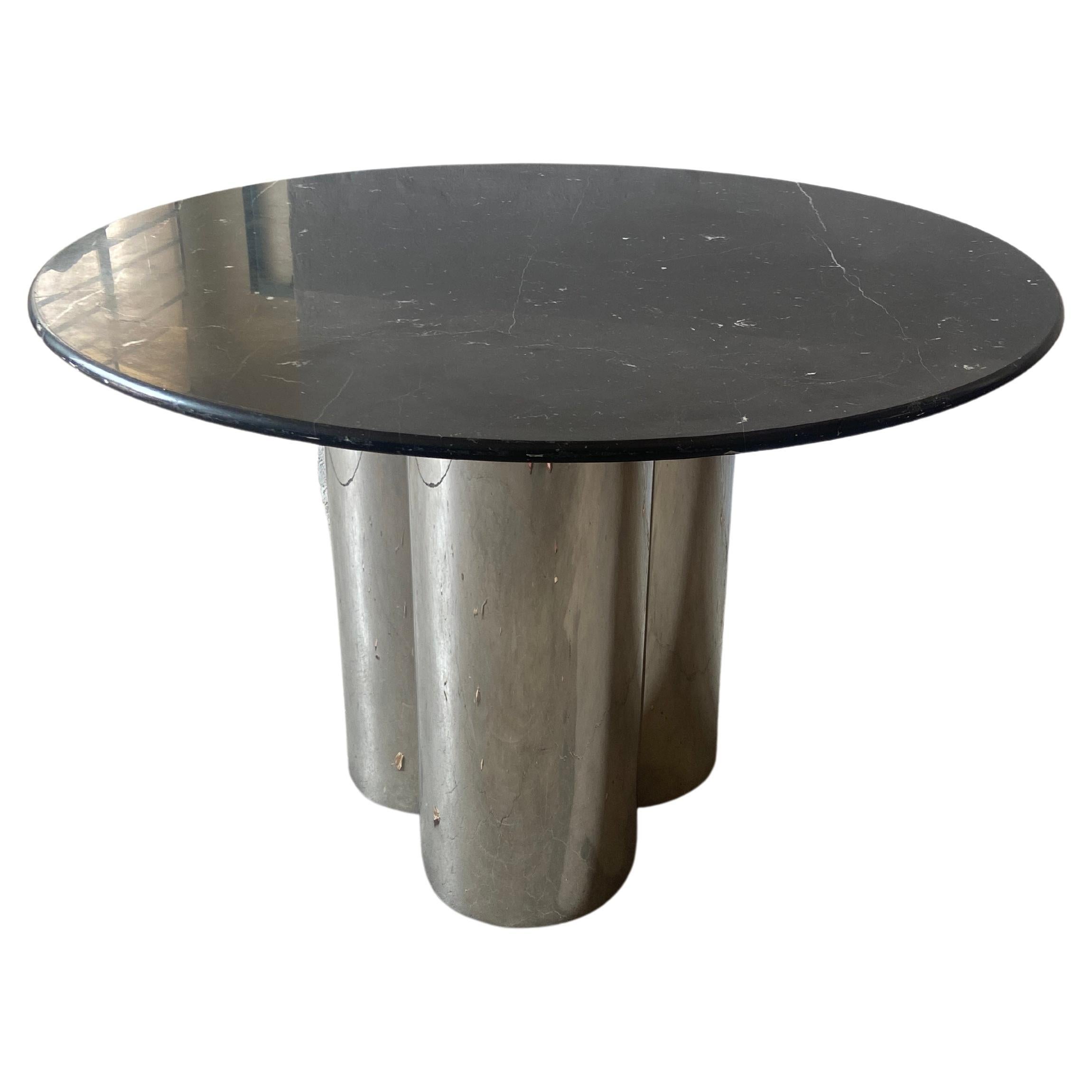 Moderner italienischer runder Tisch mit Marquina-Marmorplatte aus der Jahrhundertmitte, 1970er Jahre