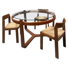 Mesa redonda italiana moderna de mediados de siglo con tapa de cristal ahumado y 3 sillas de madera