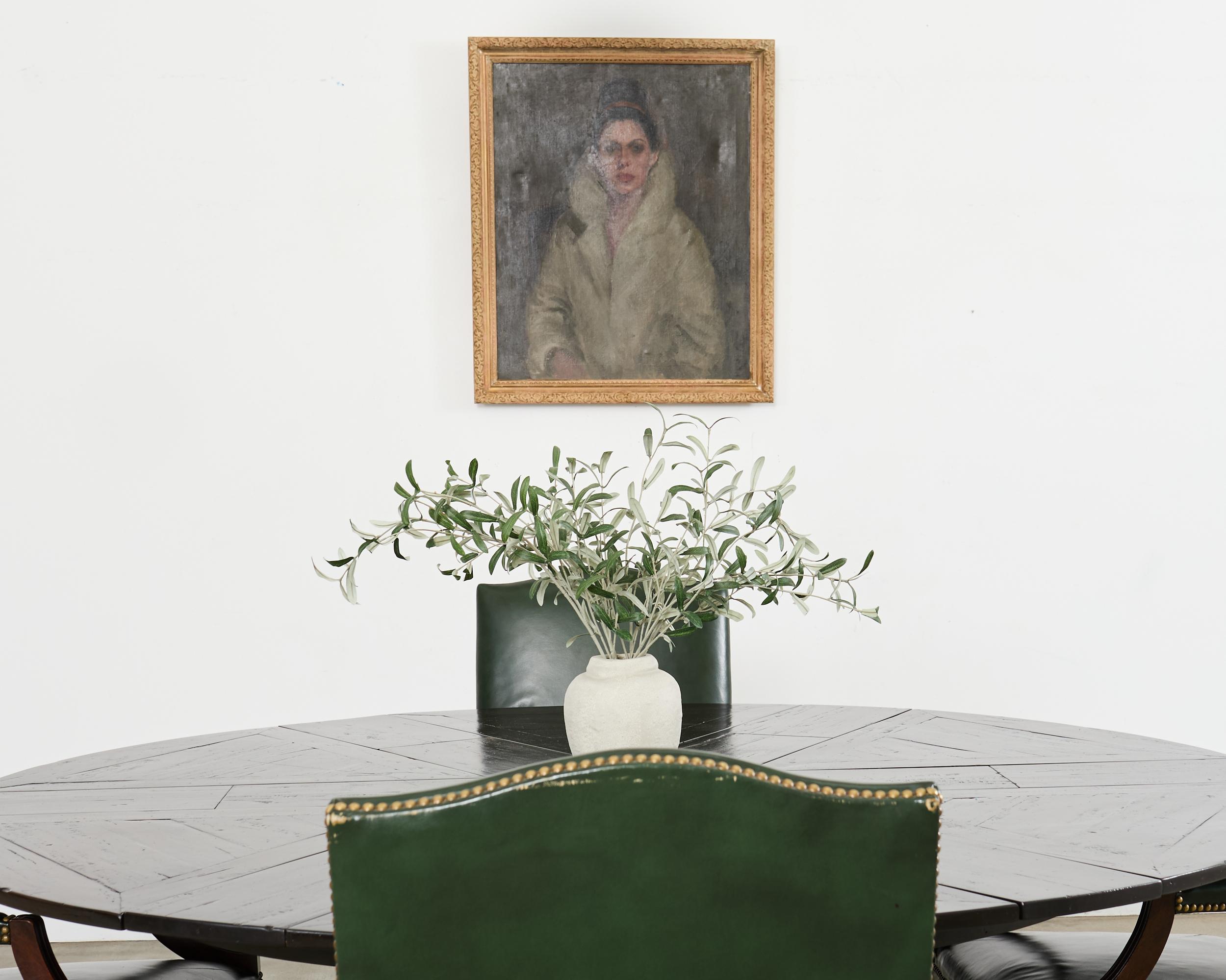 Dramatisches, modernes Ölgemälde auf Leinwand im Stil der italienischen Schule einer Dame aus der Mitte des Jahrhunderts. Gemalt im Stil des romantischen Realismus oder des modernistischen Porträts. Das Gemälde hat eine traumhafte Qualität mit