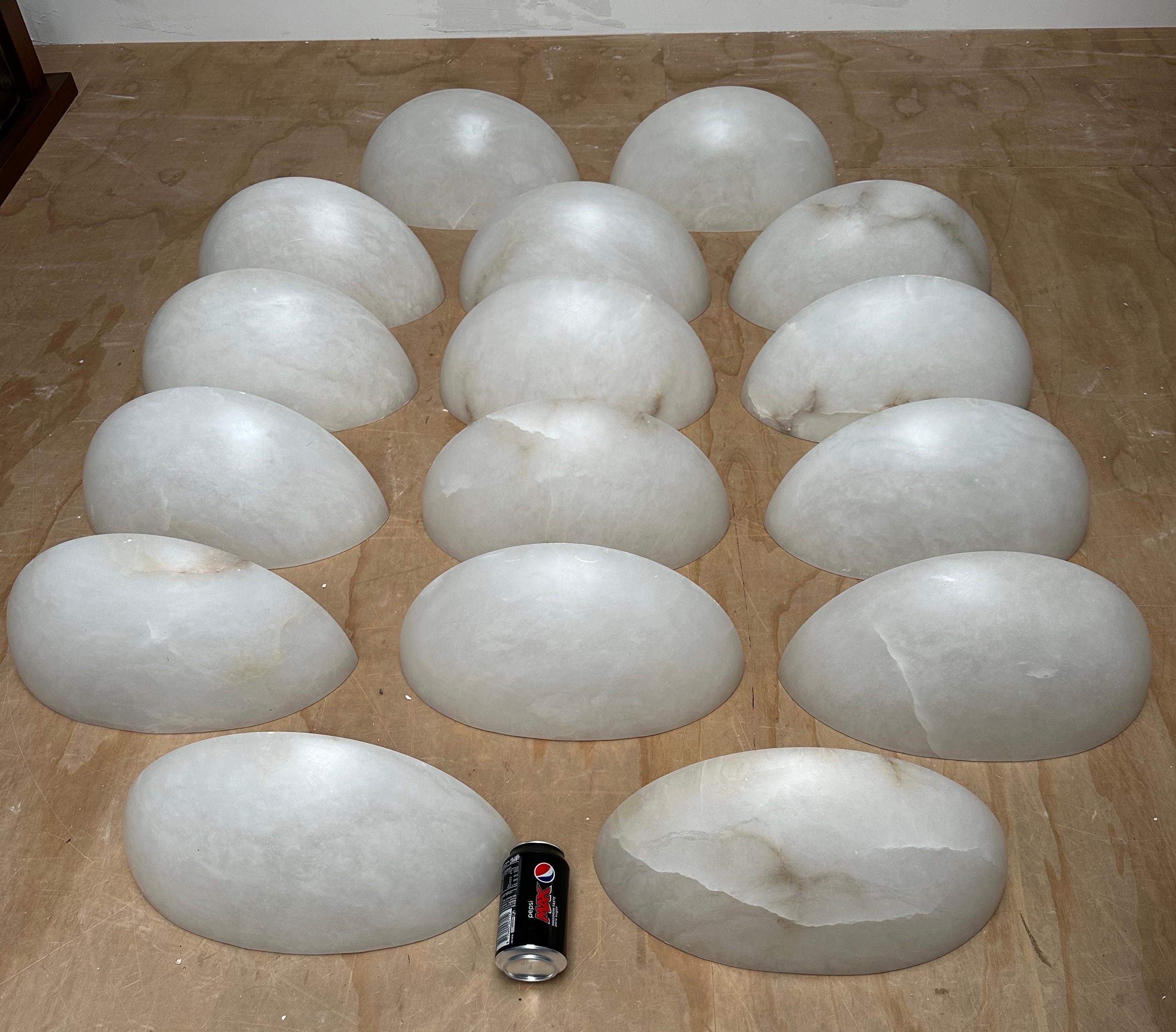 Mid-Century Modern Italian Set of 16 Large Art Deco Style Alabaster Wall Lights In Good Condition For Sale In Lisse, NL