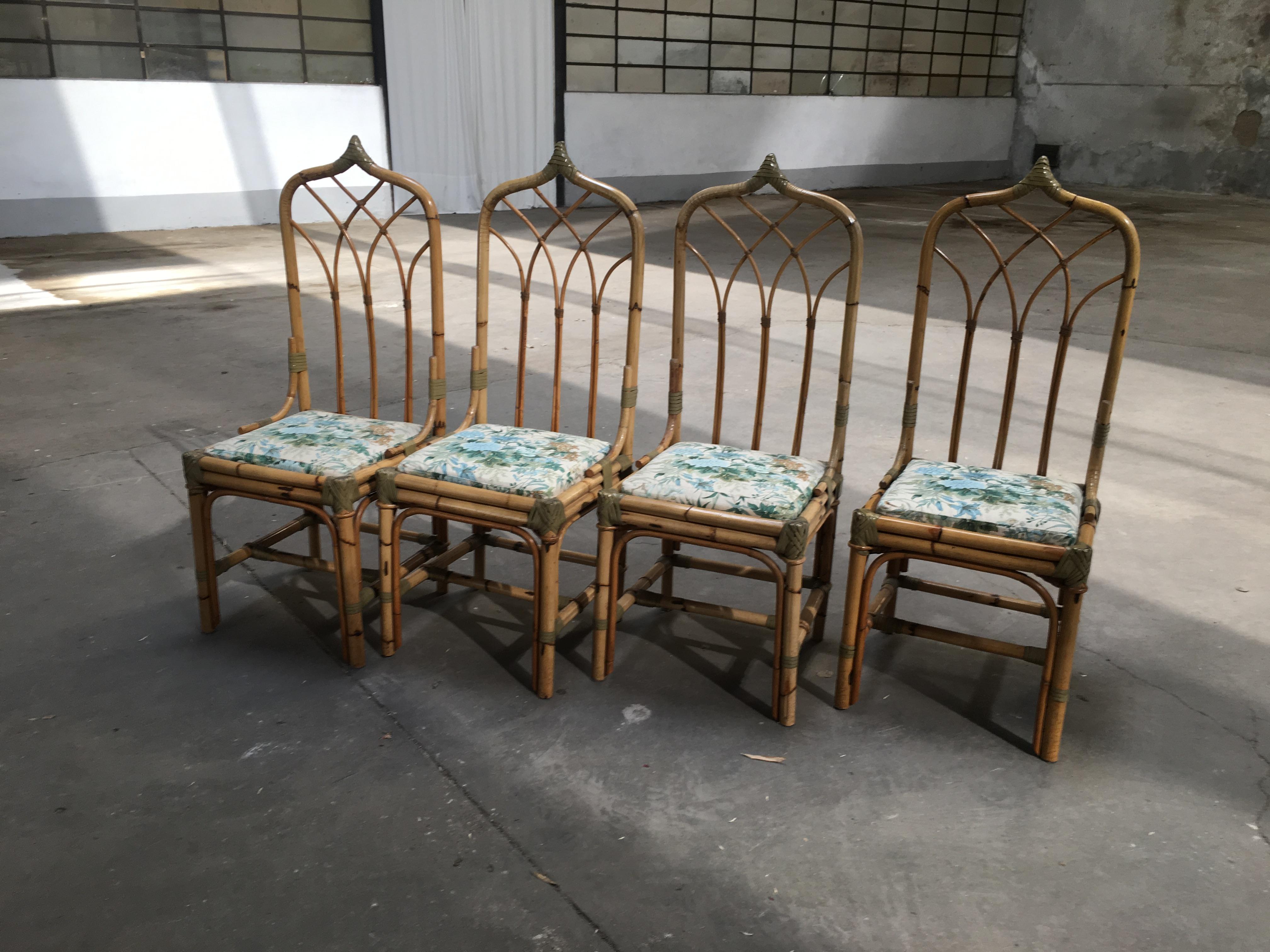 Ensemble de 4 chaises de salle à manger en bambou avec coussins originaux en tissu floral. 
Toutes les attaches des chaises sont faites avec des lacets en cuir.
Les chaises peuvent former un ensemble avec leur table à manger, comme le montrent les