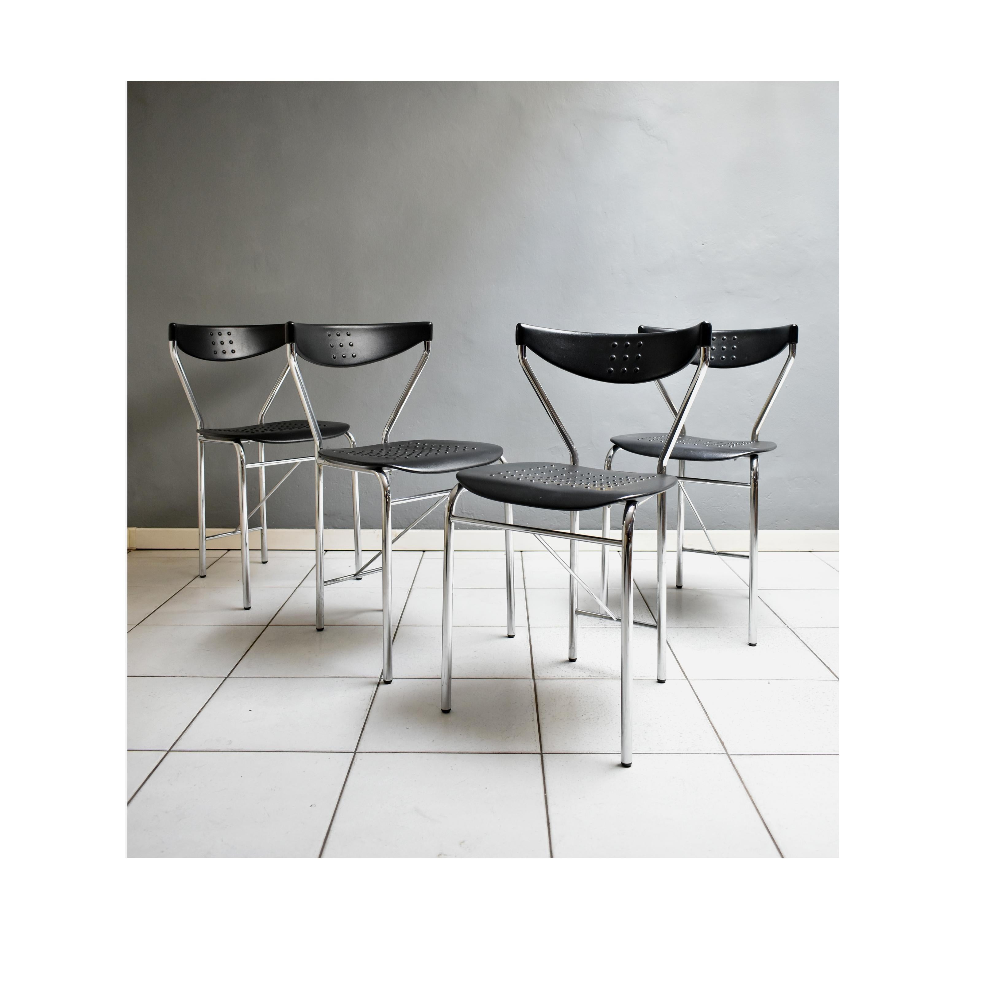 Ensemble de quatre chaises vintage des années 80, fabrication italienne, design par Citterio cucine.
Les chaises ont une structure en acier avec une assise et un dossier en caoutchouc noir.
Excellent état vintage ; cependant, ils peuvent présenter