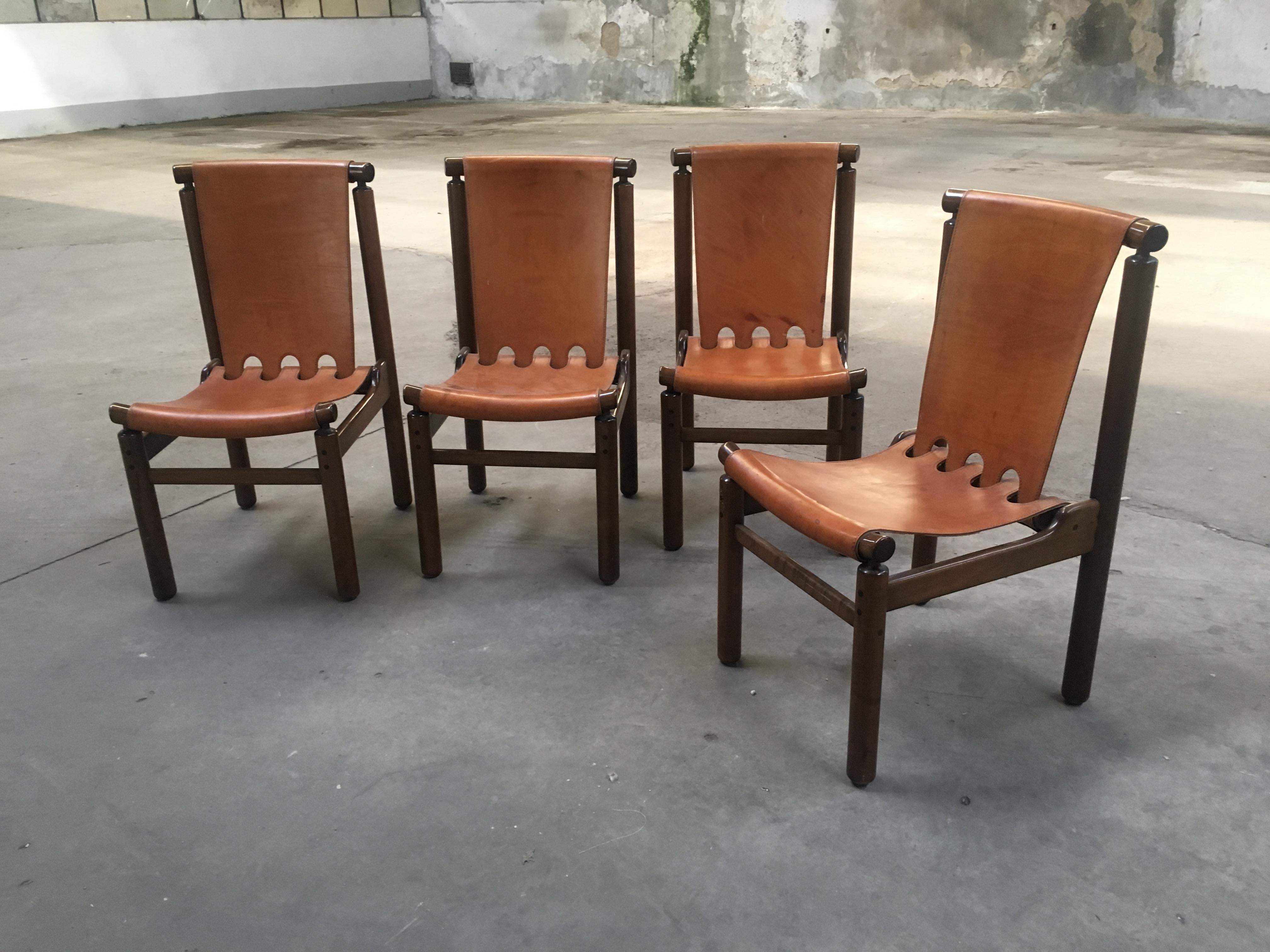 Ensemble de 4 chaises de salle à manger en cuir cognac et bois de hêtre foncé par Ilmari Tapiovaara pour La Permanente Mobili Beeche.
Les chaises sont en très bon état.