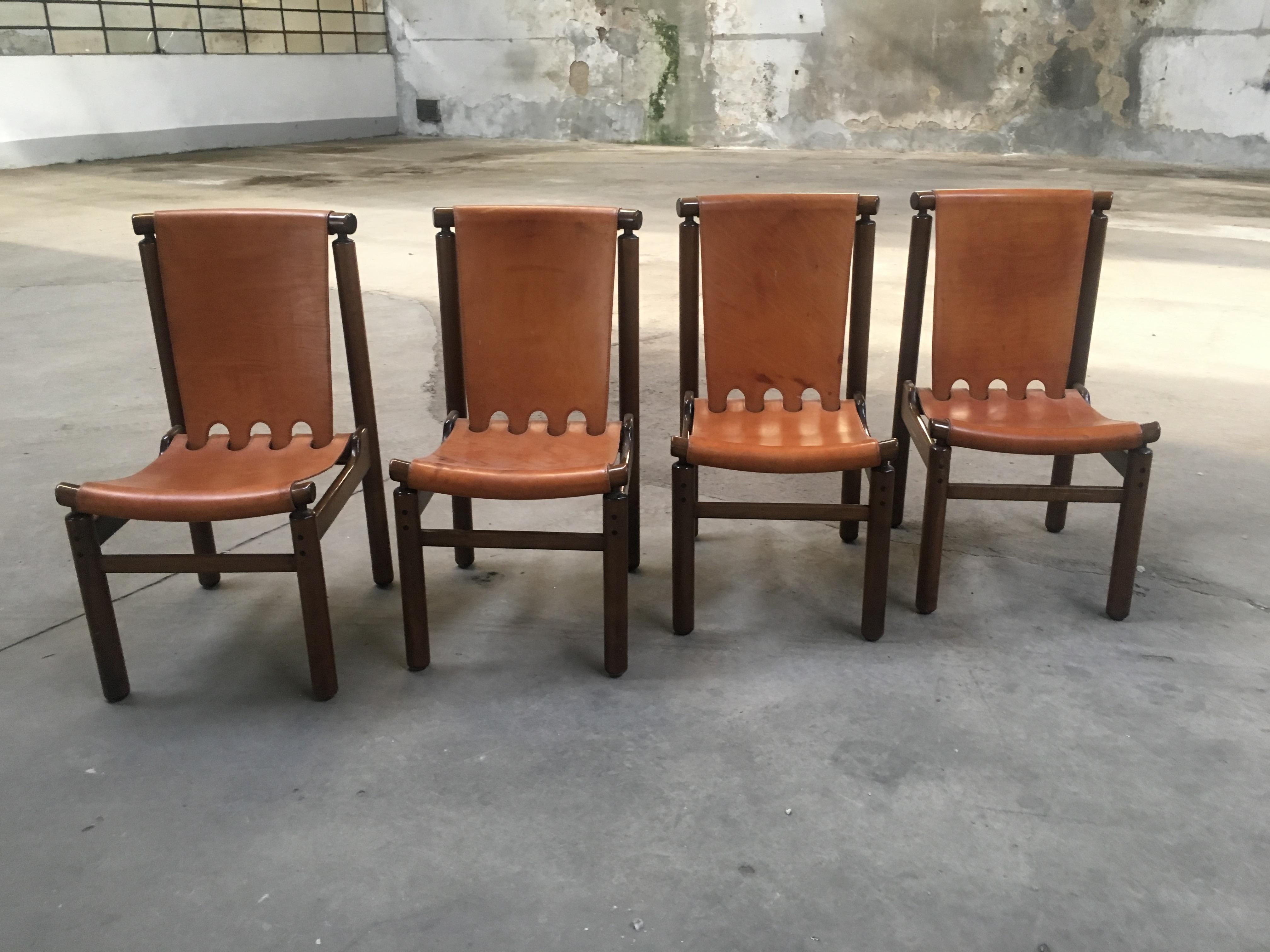 Mid-Century Modern Ensemble italien de 4 chaises de salle à manger D en cuir de style mi-siècle moderne par Ilmari Tapiovaara en vente