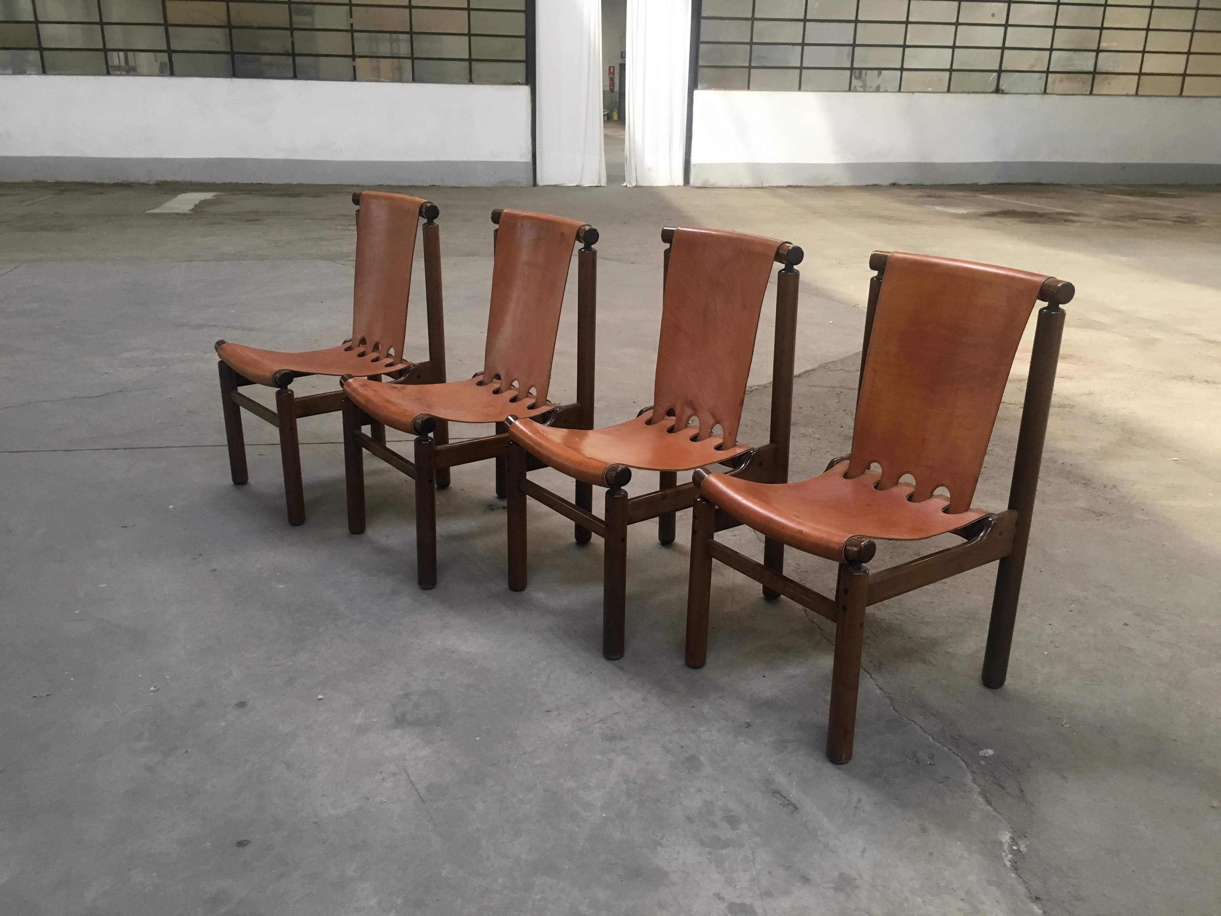 Ensemble italien de 4 chaises de salle à manger D en cuir de style mi-siècle moderne par Ilmari Tapiovaara Bon état - En vente à Prato, IT