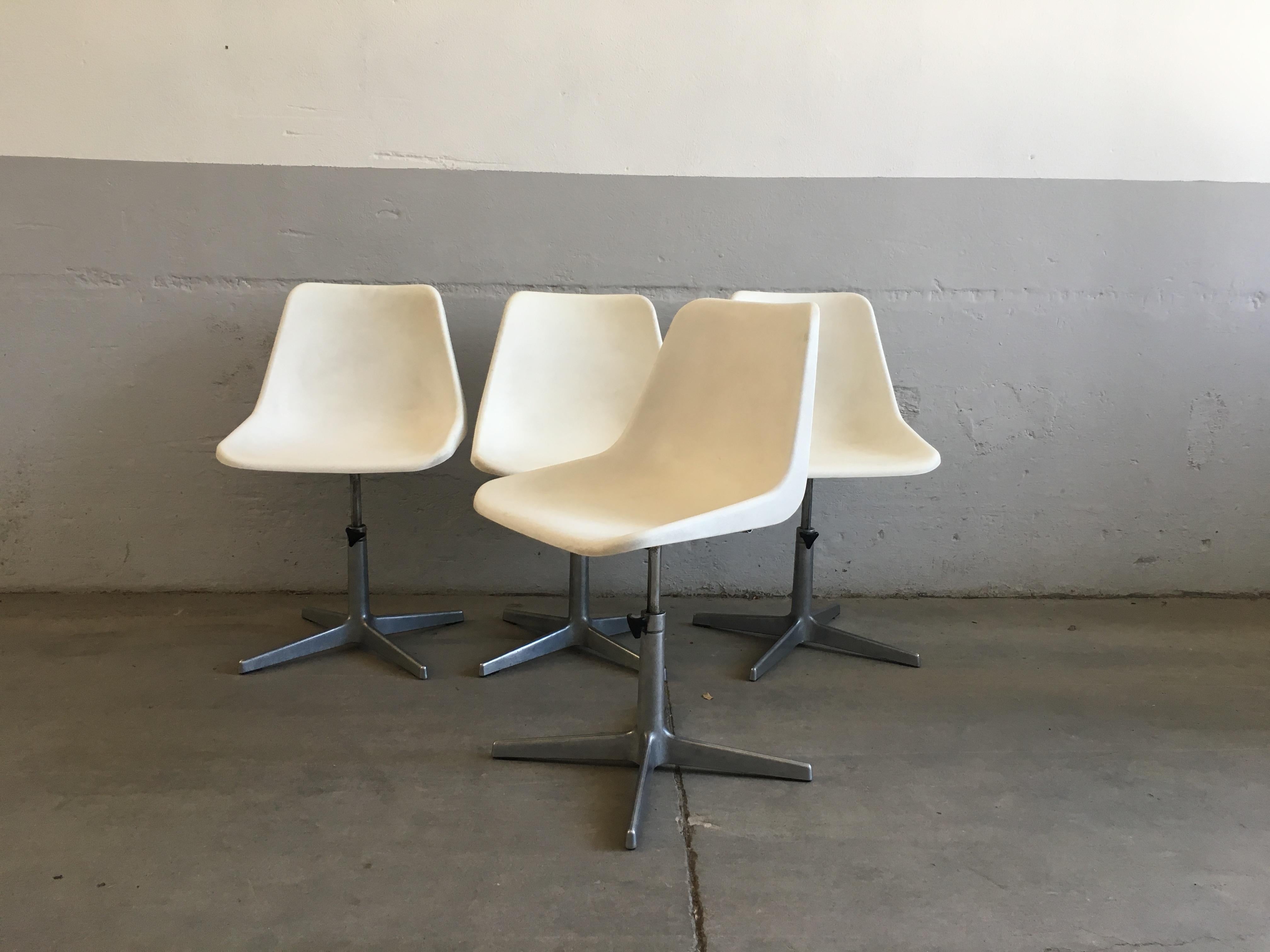 Modernes italienisches Set aus 4 drehbaren Stühlen aus Polypropylen und Chromstahl von Robin Day für S.A.M.U. Italien, 1960er Jahre.