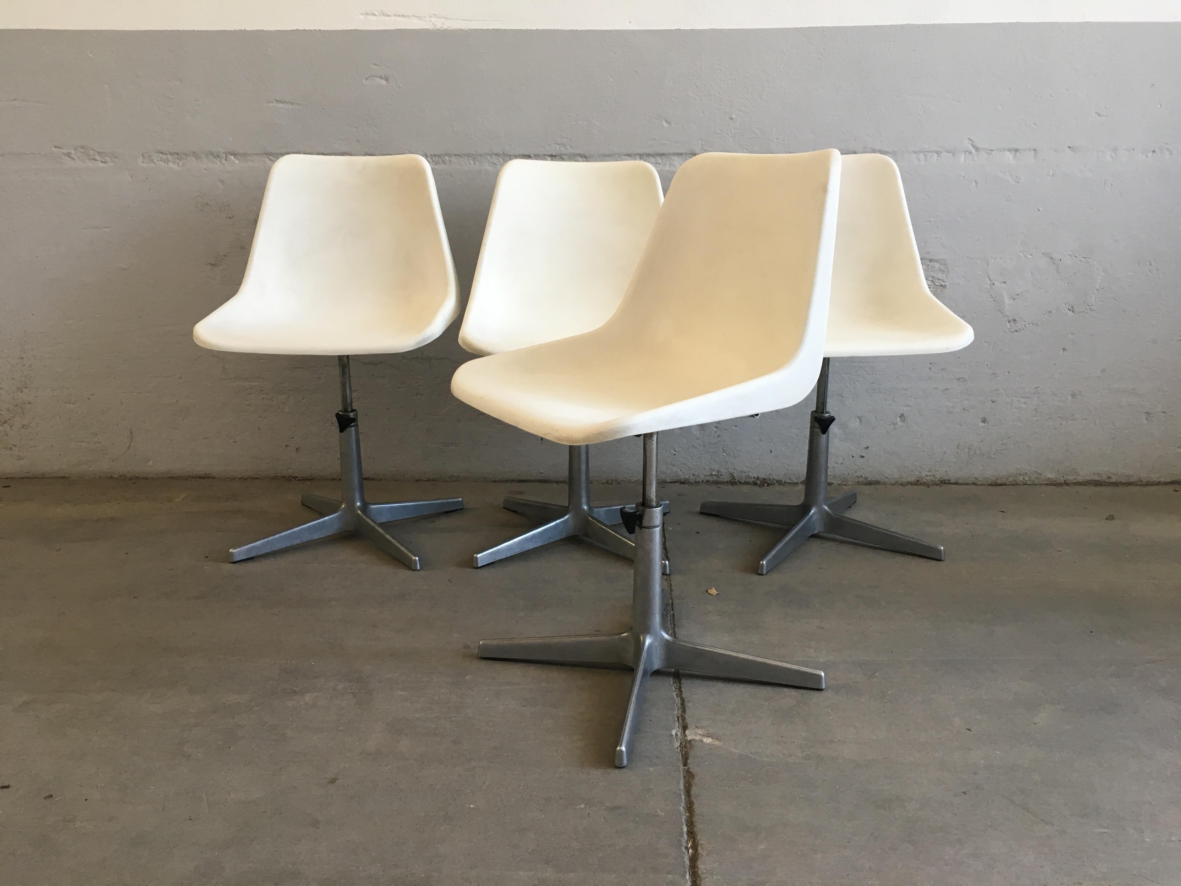 Mid-Century Modern Ensemble de 4 chaises rotatives italiennes Robin Day, de style mi-siècle moderne, années 1960 en vente
