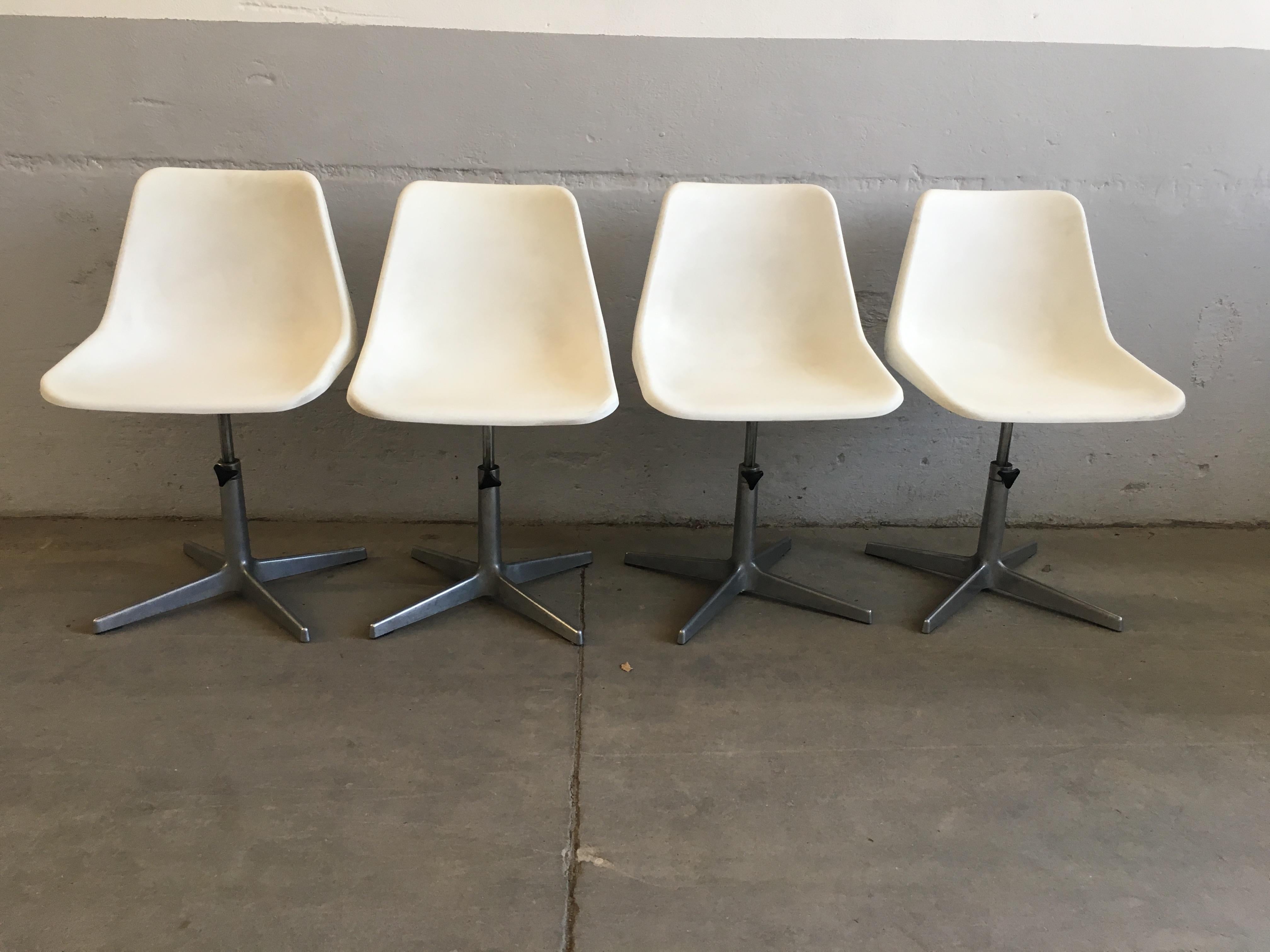 Aluminum Mid-Century Modern Italian Set of 4 Robin Day Rotating Chairs, 1960s For Sale
